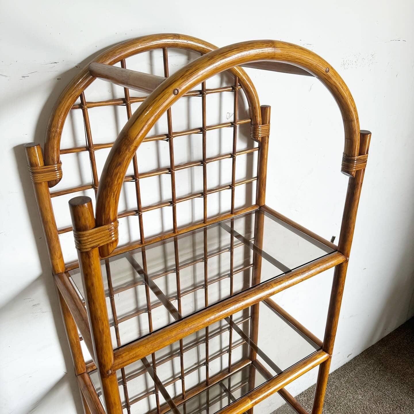 Fine XX secolo Etagere in rattan a 4 piani in vetro fumé Boho Chic in vendita