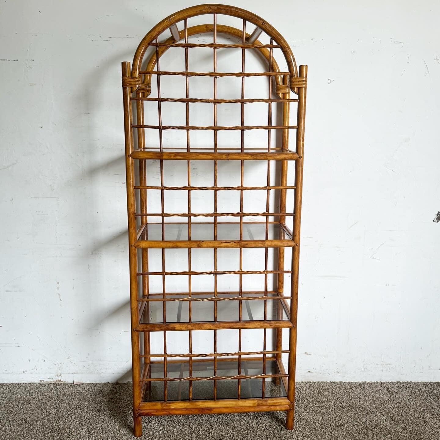 Rattan Etagere in rattan a 4 piani in vetro fumé Boho Chic in vendita