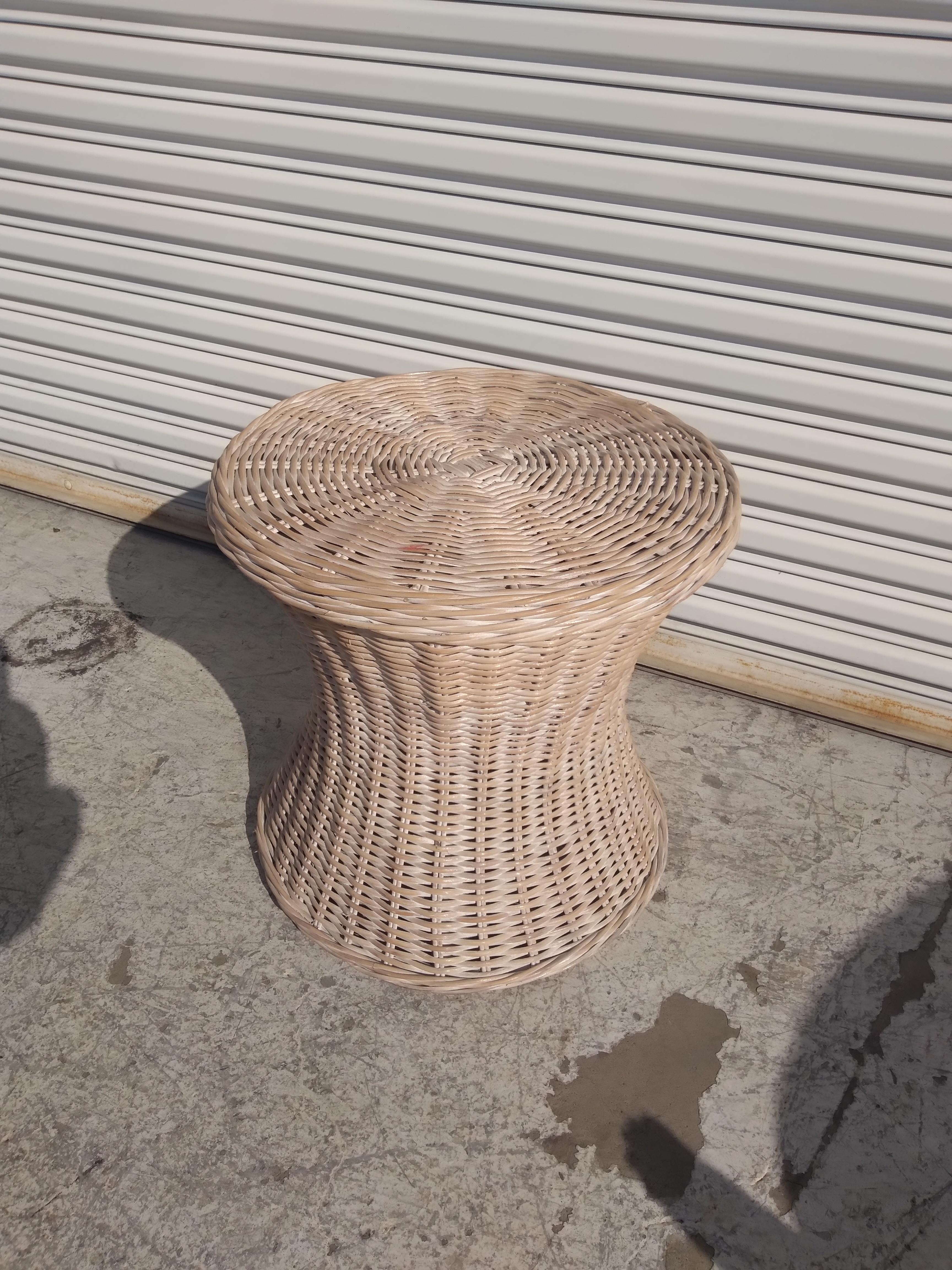 Il s'agit d'une jolie table d'appoint/café Boho Chic vintage. Il est fabriqué en bambou et en rotin.  La table est tissée serrée et peut s'accompagner d'un canapé et d'une chaise longue qu'elle assortit. Il est rond et magnifiquement