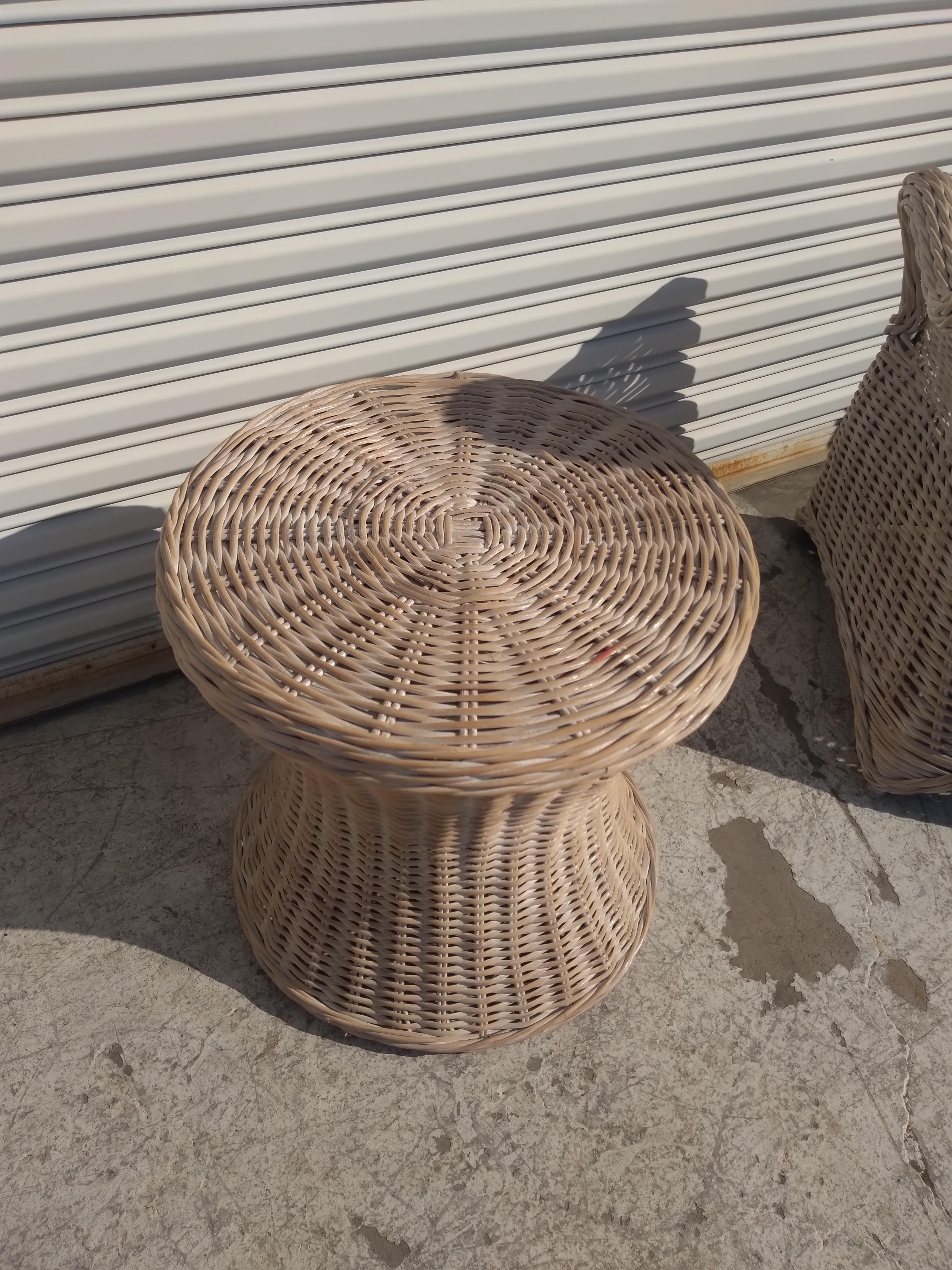 Tissé à la main Table d'appoint/table basse Boho Chic en rotin et bambou en vente