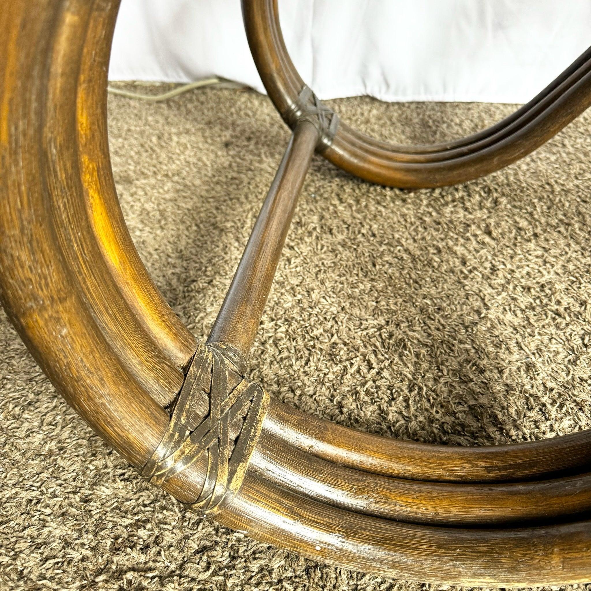 Table basse sculptée en rotin et cuir tressé Boho Chic en vente 5