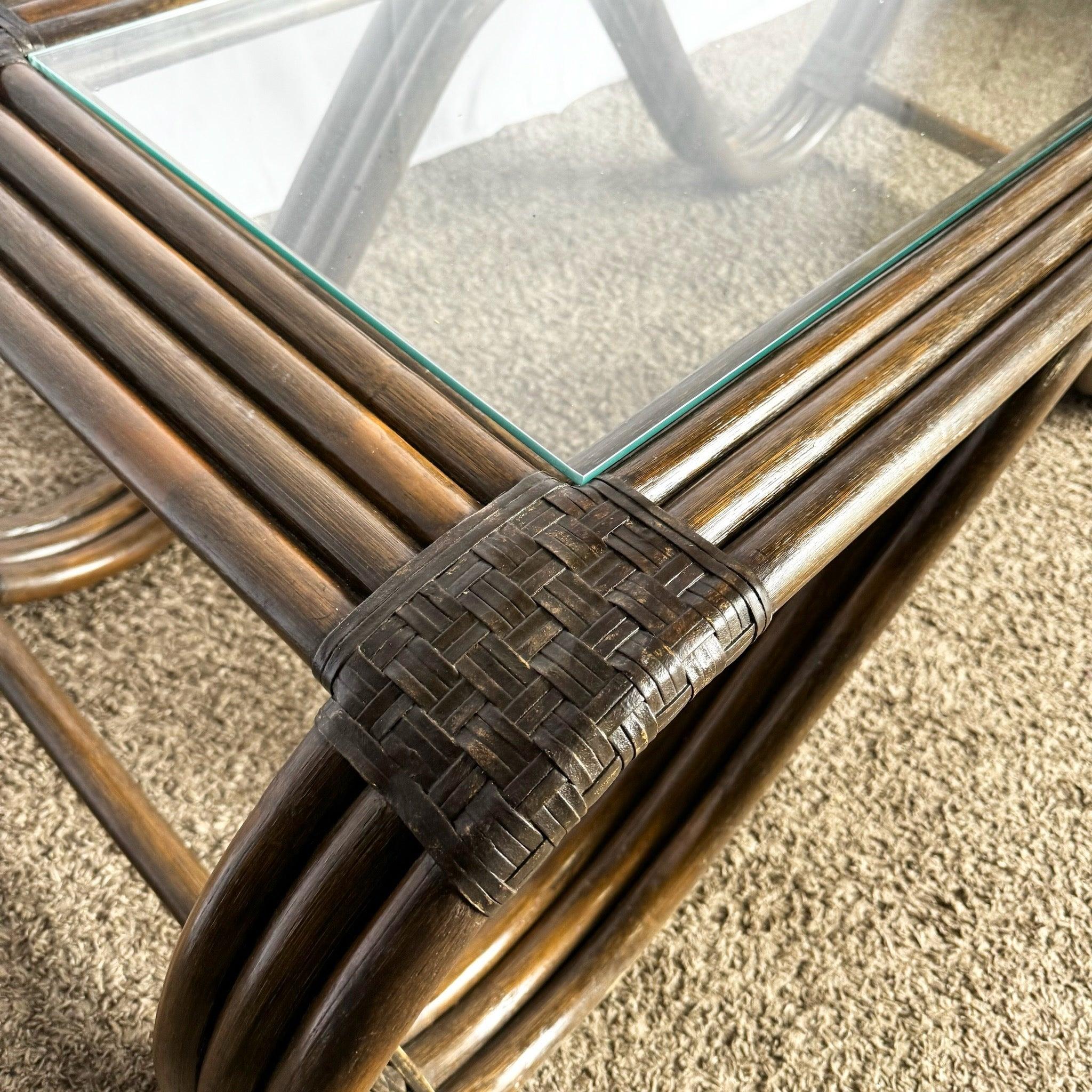 Table basse sculptée en rotin et cuir tressé Boho Chic en vente 6