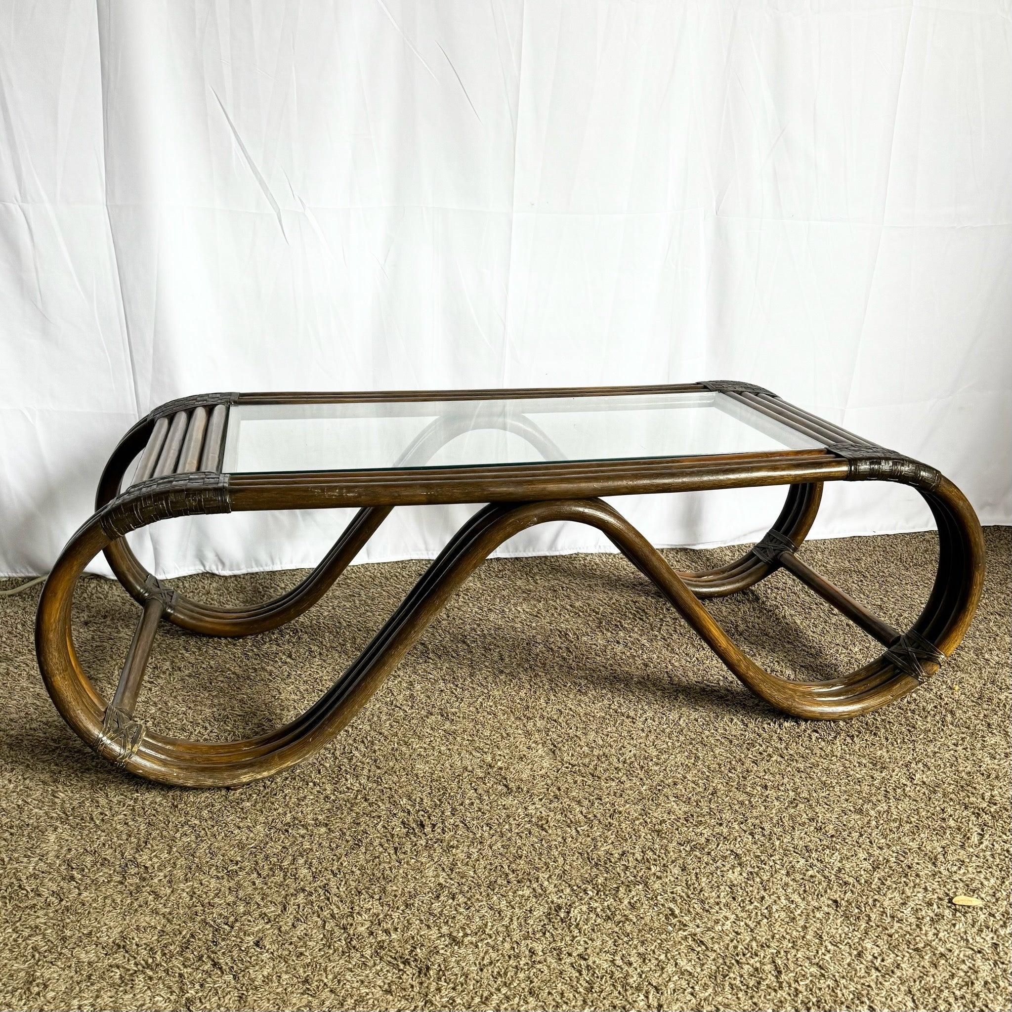 Inconnu Table basse sculptée en rotin et cuir tressé Boho Chic en vente