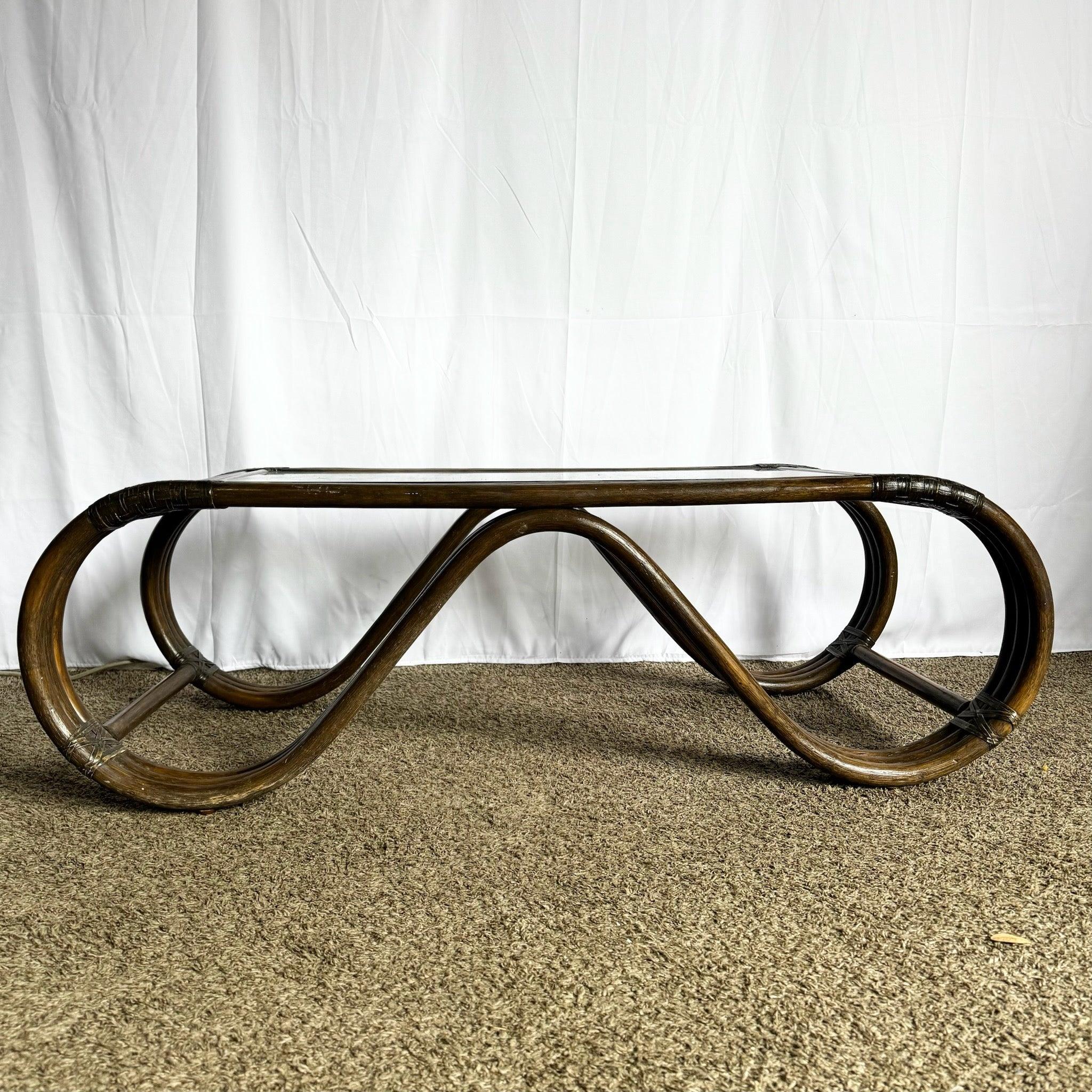 Table basse sculptée en rotin et cuir tressé Boho Chic Bon état - En vente à Delray Beach, FL