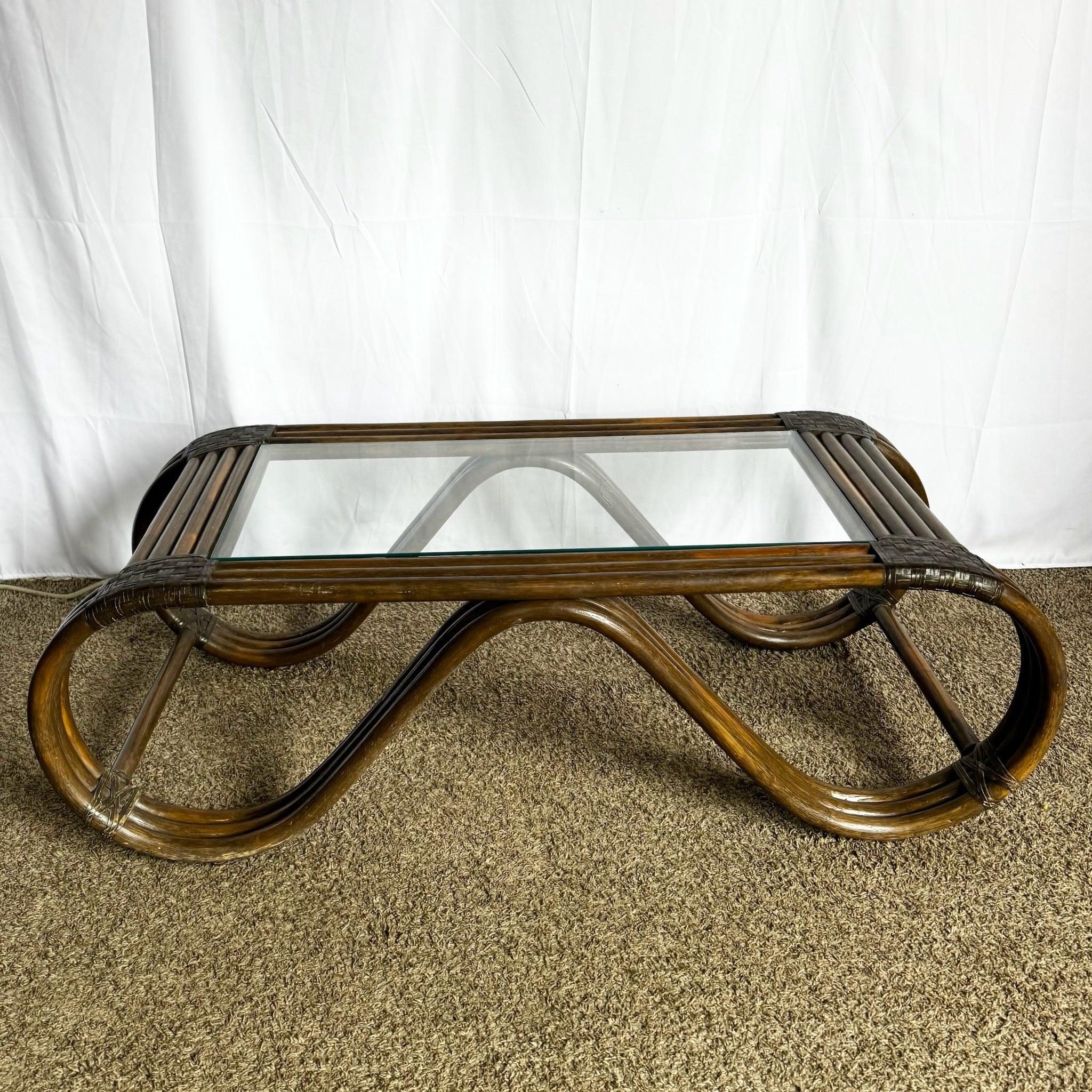 Fin du 20e siècle Table basse sculptée en rotin et cuir tressé Boho Chic en vente