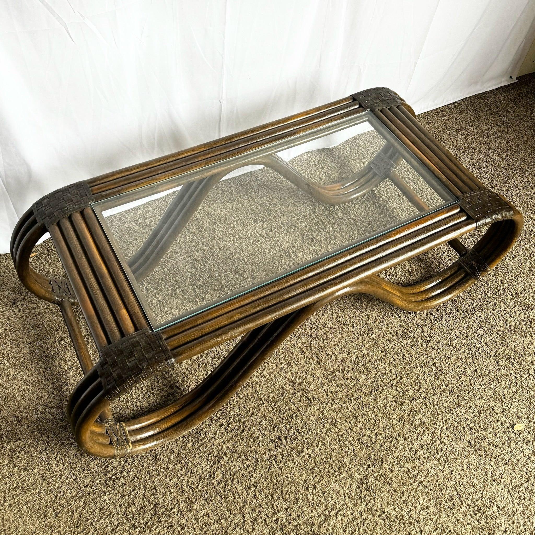 Verre Table basse sculptée en rotin et cuir tressé Boho Chic en vente