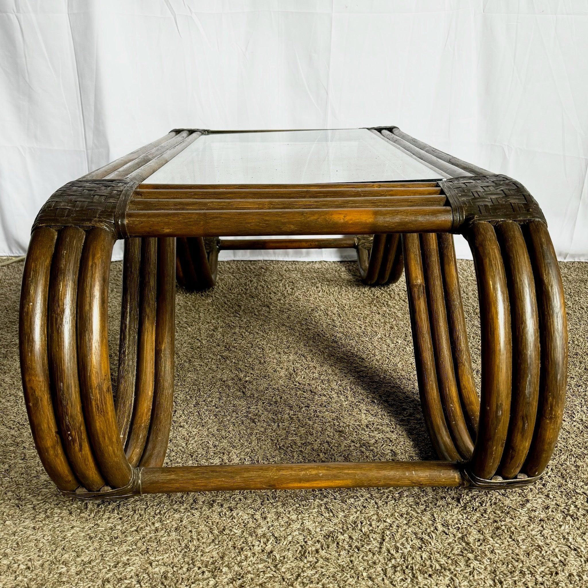 Table basse sculptée en rotin et cuir tressé Boho Chic en vente 1