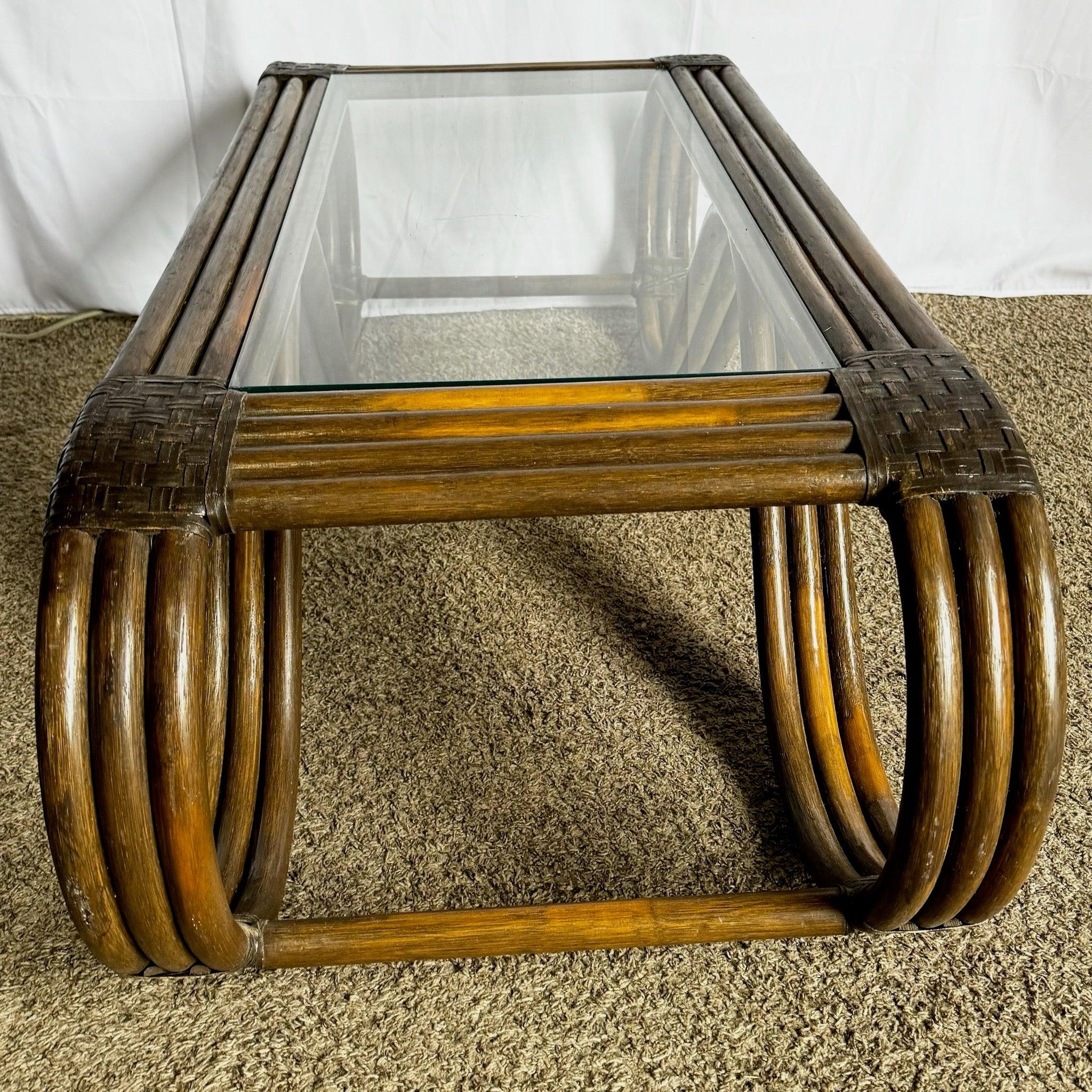 Table basse sculptée en rotin et cuir tressé Boho Chic en vente 2