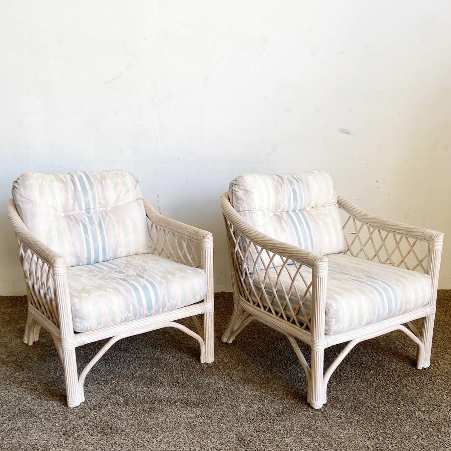 Élevez votre espace avec les chaises à accoudoirs Boho Chic en rotin et en roseau crayonné de Henry Link. Un mélange parfait d'élégance et de confort.
Les pièces vintage peuvent présenter des signes d'usure liés à l'âge. Examinez attentivement les