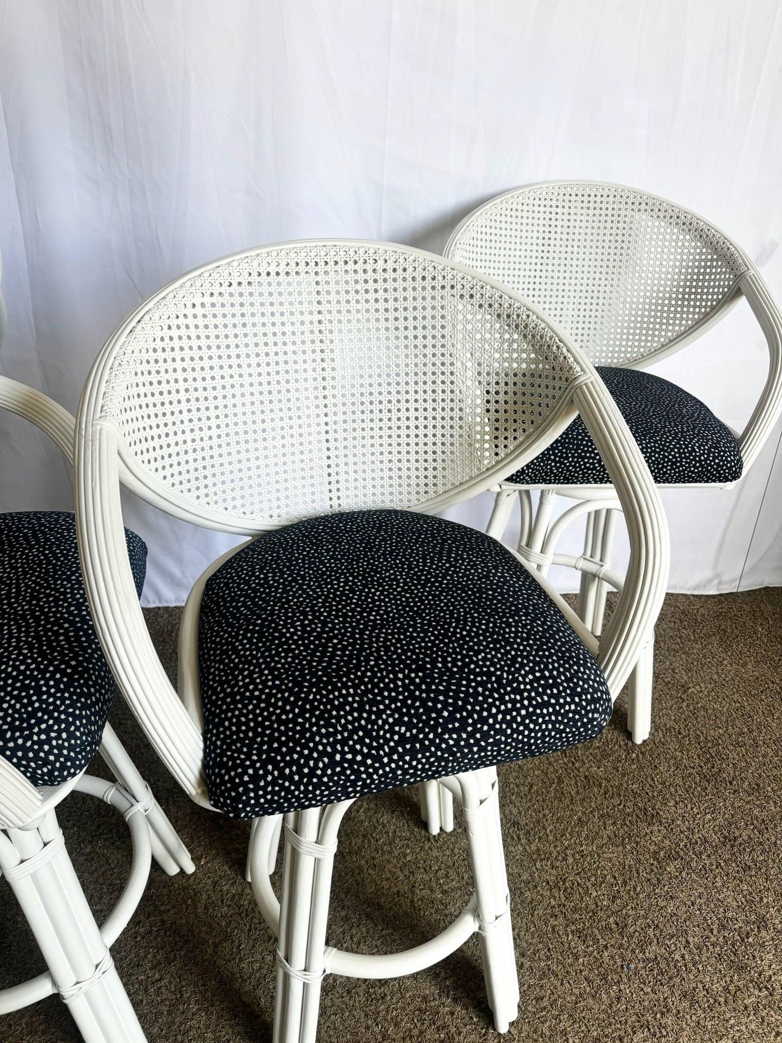 Sgabelli di canna in rattan Boho Chic - set di quattro sgabelli con schienali in canna ricurva e cornici in canna da zucchero, che aggiungono un fascino vintage ai posti a sedere del bar o della cucina.
 
 Vendiamo gli articoli così come sono stati