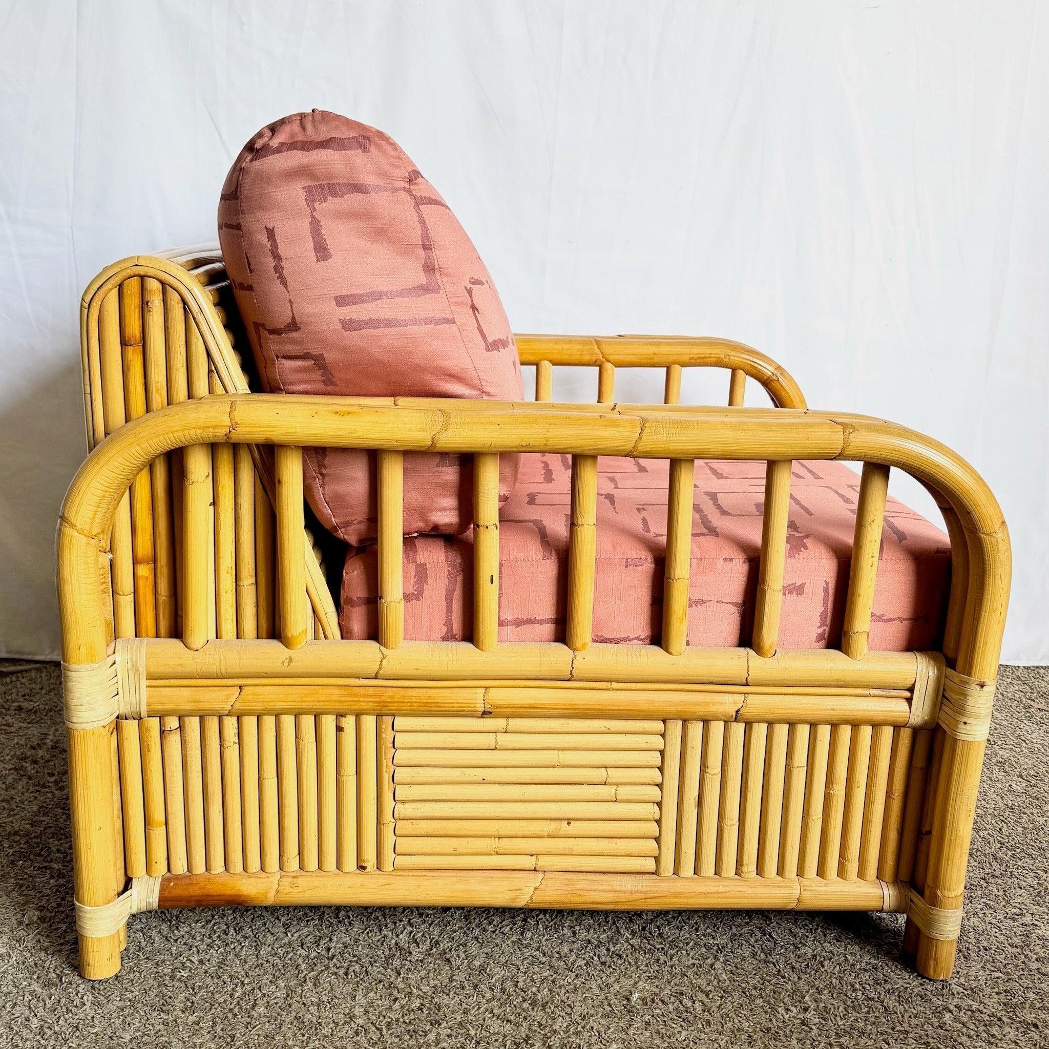 Tumbona boho de ratán y bambú con escultural armazón de listones, cojines de felpa malva y base de rejilla de diamantes, perfecta para interiores boho costeros.
 

 Vendemos artículos tal y como se adquieren, sin restaurar ni reparar. Las piezas