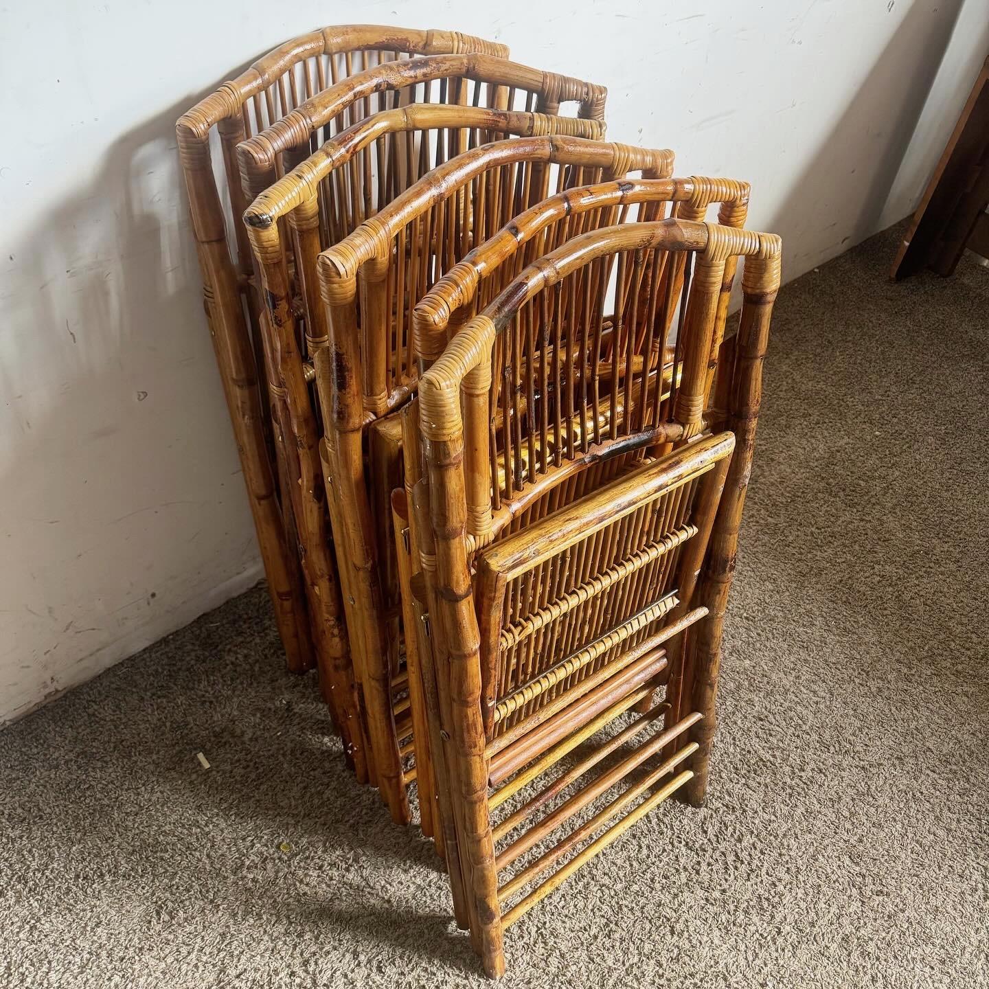 Verschönern Sie Ihren Essbereich mit diesem Set aus 6 Boho Chic Rattan-Klappstühlen. Diese Stühle zeichnen sich durch ein unverwechselbares, gebranntes Finish auf langlebigem Rattan aus und bieten eine Mischung aus rustikalem Charme und moderner