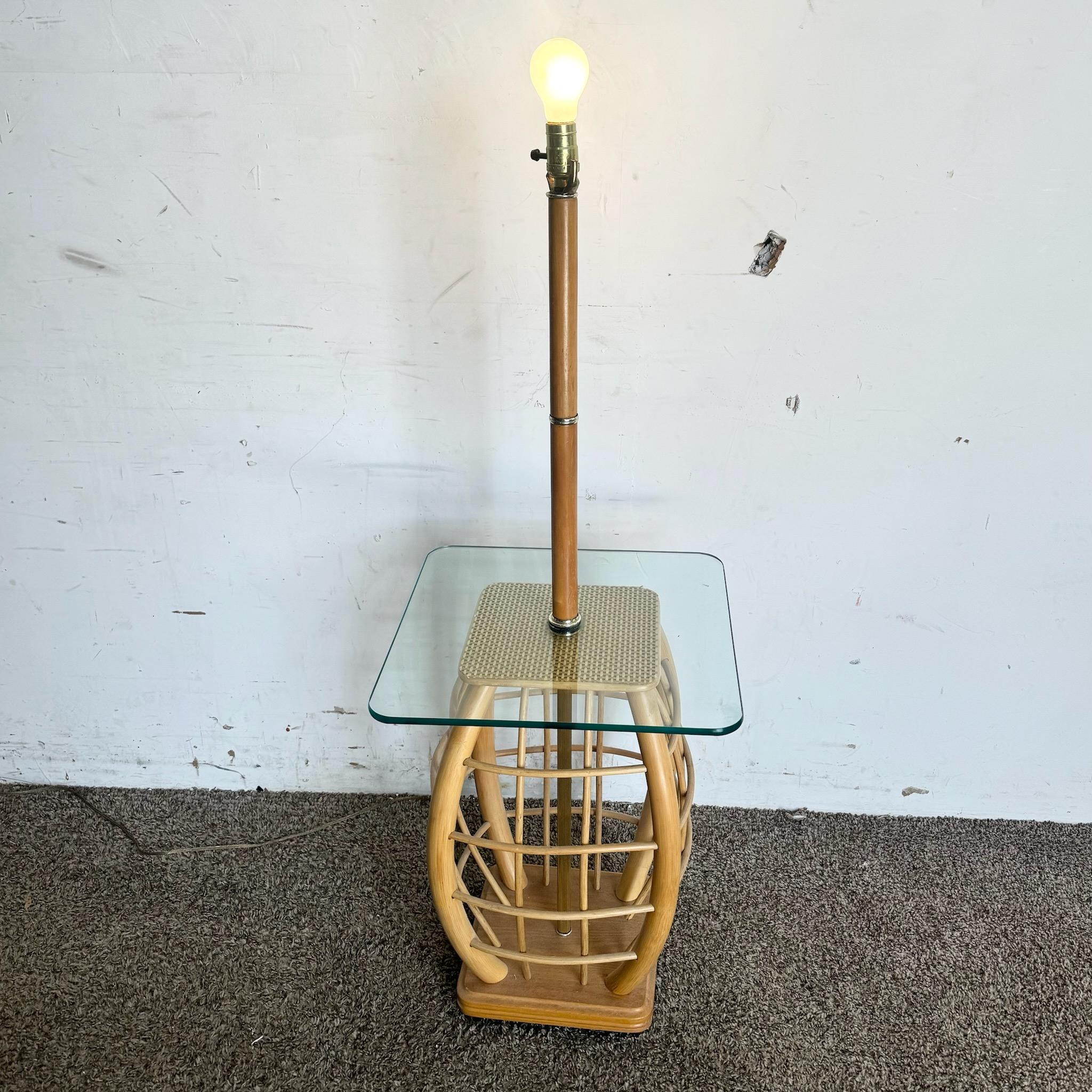 Cette table d'appoint en rotin Boho Chic combine un design unique et une fonctionnalité, avec un plateau en verre et une lampe intégrée. Idéale pour ajouter une touche bohème et chaleureuse à tout espace de vie, elle sert à la fois de table élégante