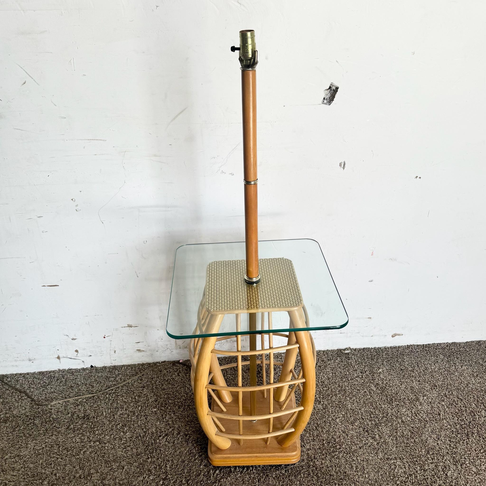 Philippin Lampadaire/Table d'appoint Boho Chic en rotin avec plateau en verre en vente