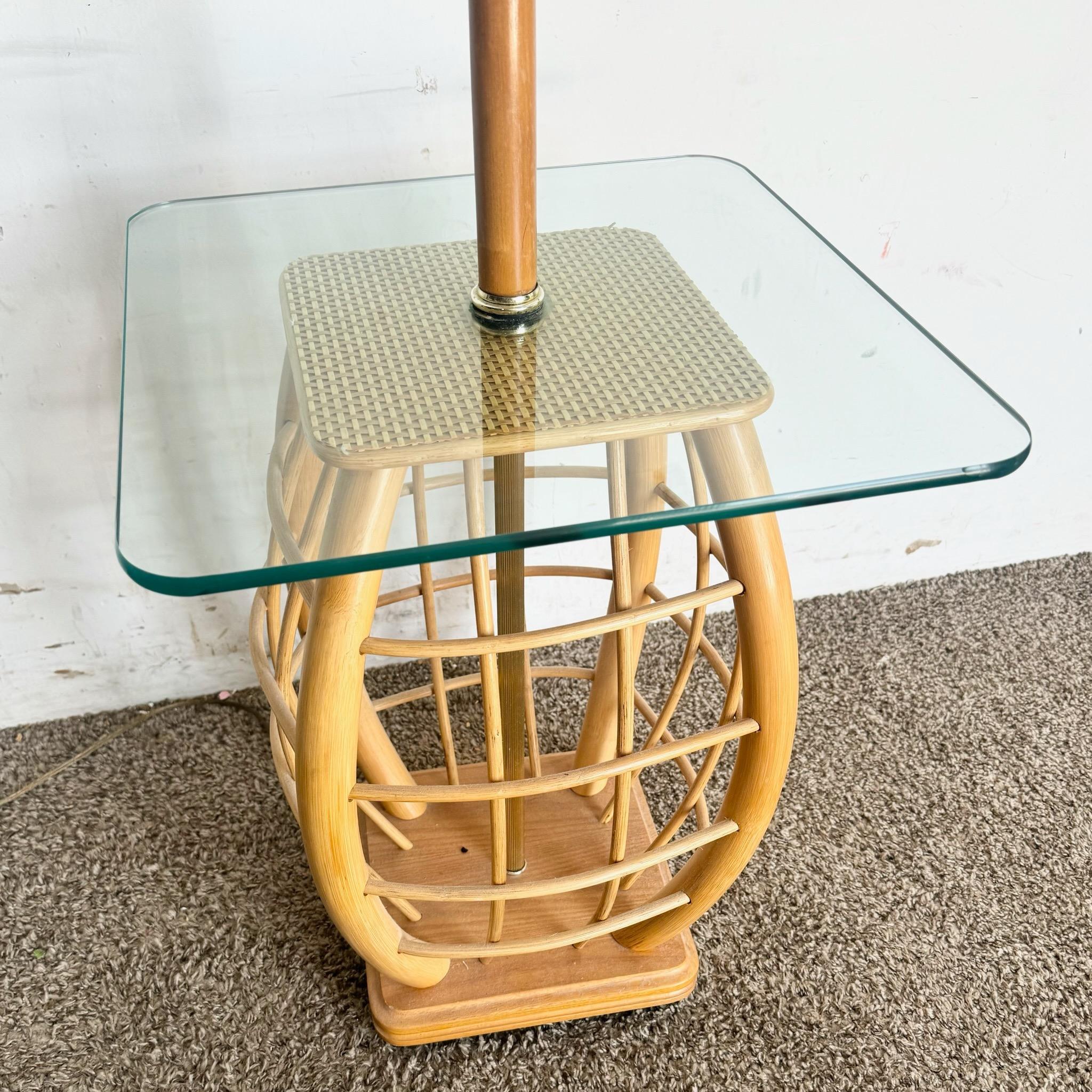 Fin du 20e siècle Lampadaire/Table d'appoint Boho Chic en rotin avec plateau en verre en vente