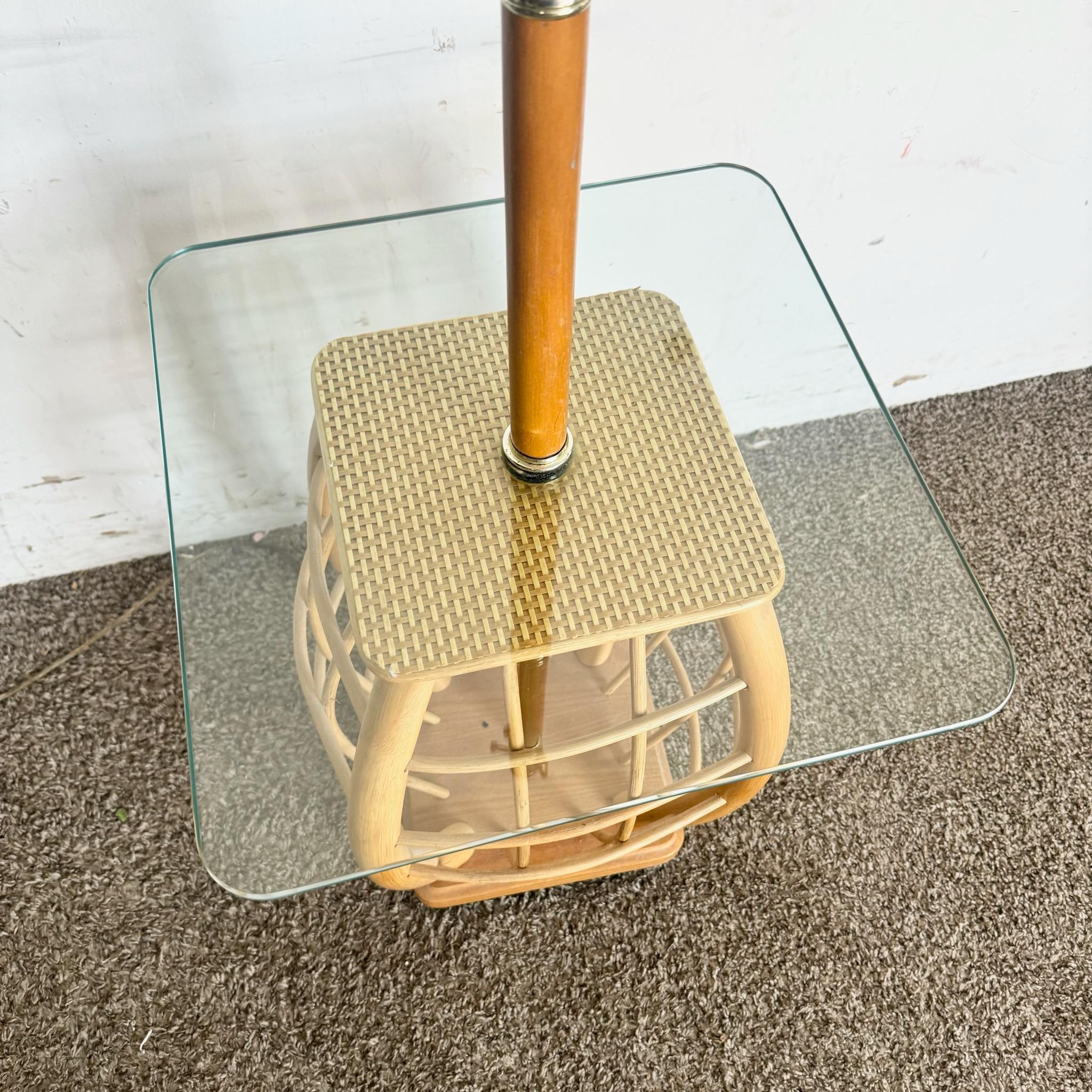 Rotin Lampadaire/Table d'appoint Boho Chic en rotin avec plateau en verre en vente