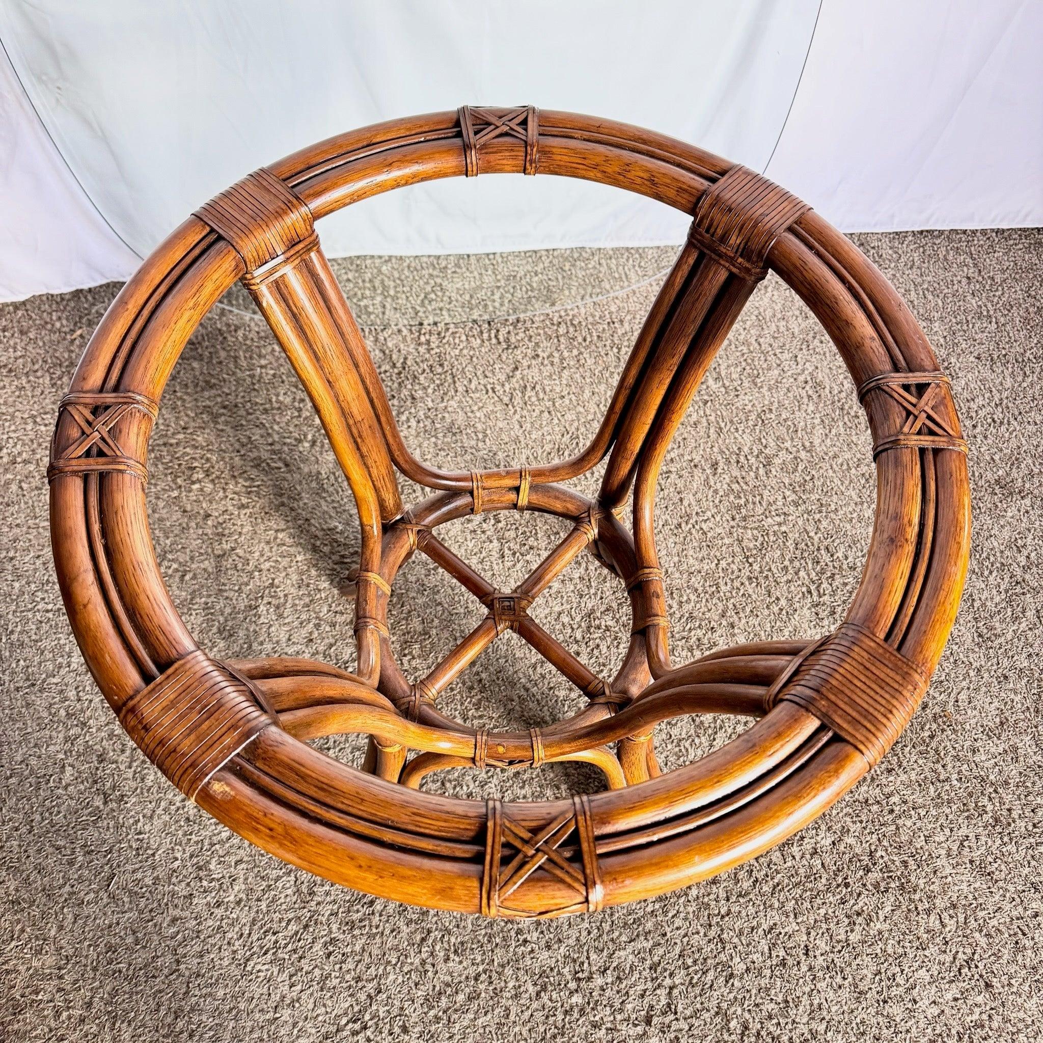 Boho Chic Rattan Rounded Square Table mit abgerundetem Rattanrahmen und Klarglasplatte - ein luftiges, böhmisches Mittelstück, das sich ideal für küstennahe oder eklektische Interieurs eignet.
 

 Leichte Abnutzung der Oberfläche, wie auf den Fotos