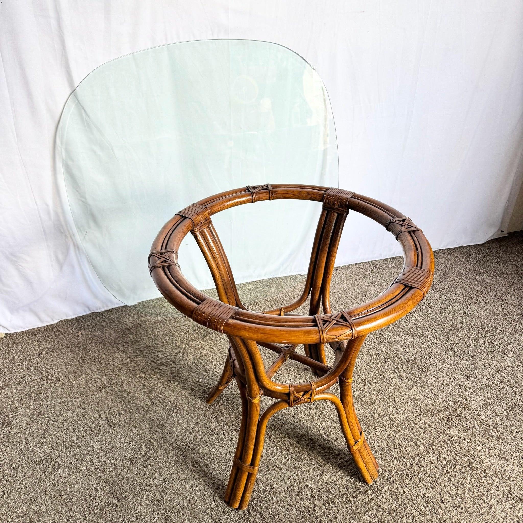 Boho Chic Rattan Abgerundeter Quadratischer Esstisch mit Glasplatte (Philippinisch) im Angebot