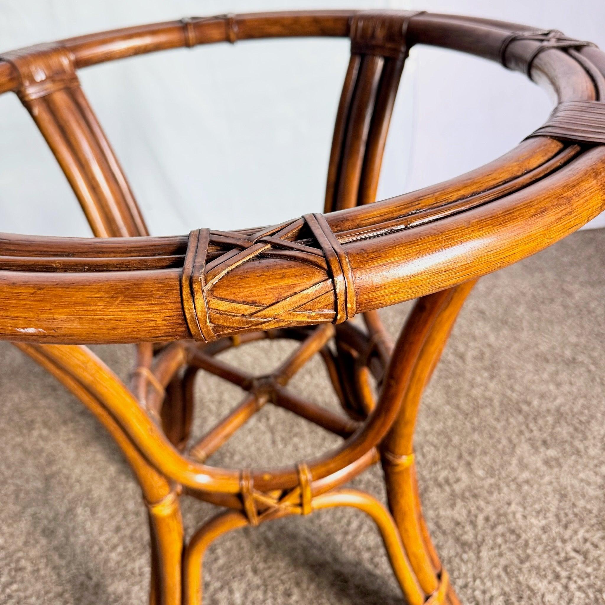 Boho Chic Rattan Abgerundeter Quadratischer Esstisch mit Glasplatte (Ende des 20. Jahrhunderts) im Angebot