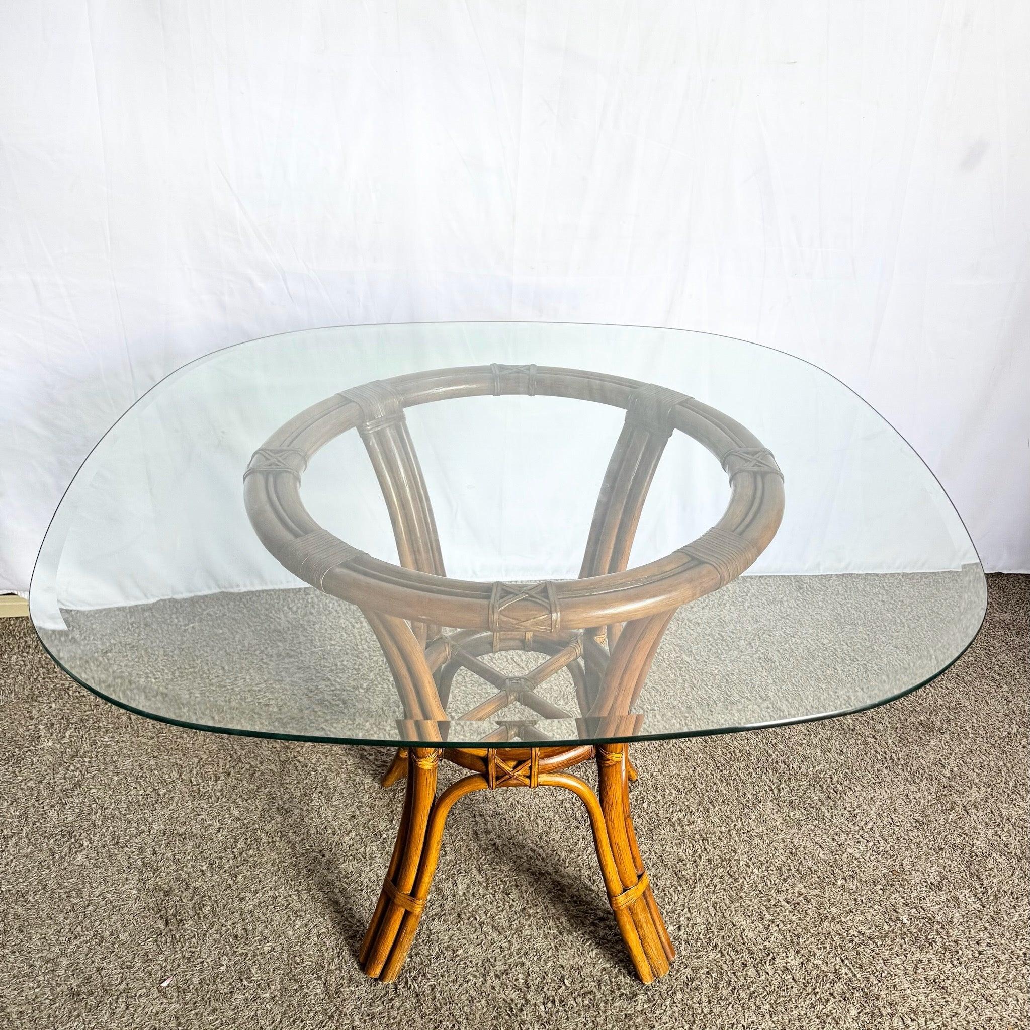 Boho Chic Rattan Abgerundeter Quadratischer Esstisch mit Glasplatte im Angebot 1
