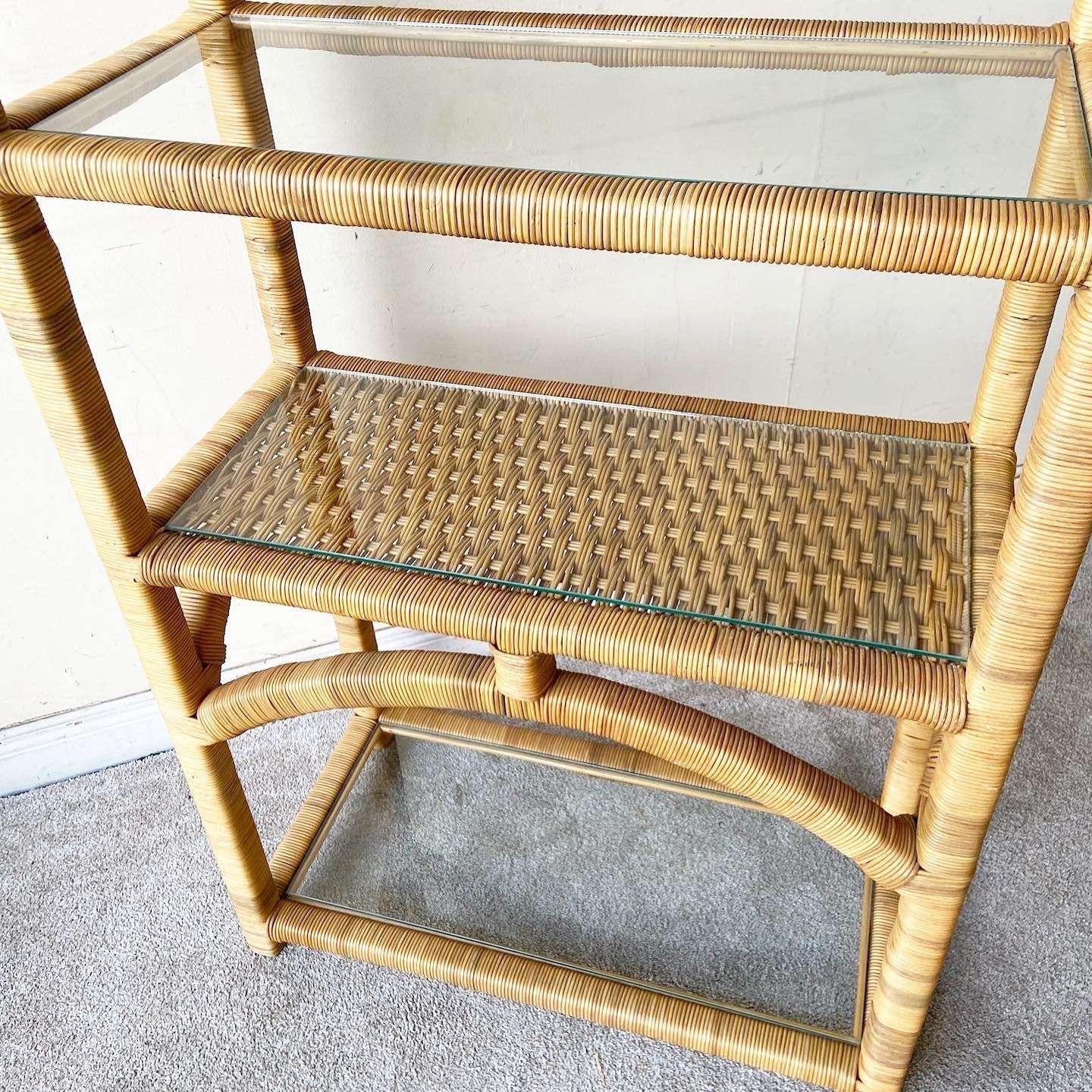 Etagère Boho Chic en rotin tressé avec étagères en verre Bon état à Delray Beach, FL