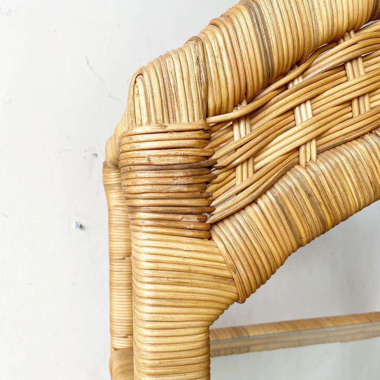 Fin du 20e siècle Etagère Boho Chic en rotin tressé avec étagères en verre