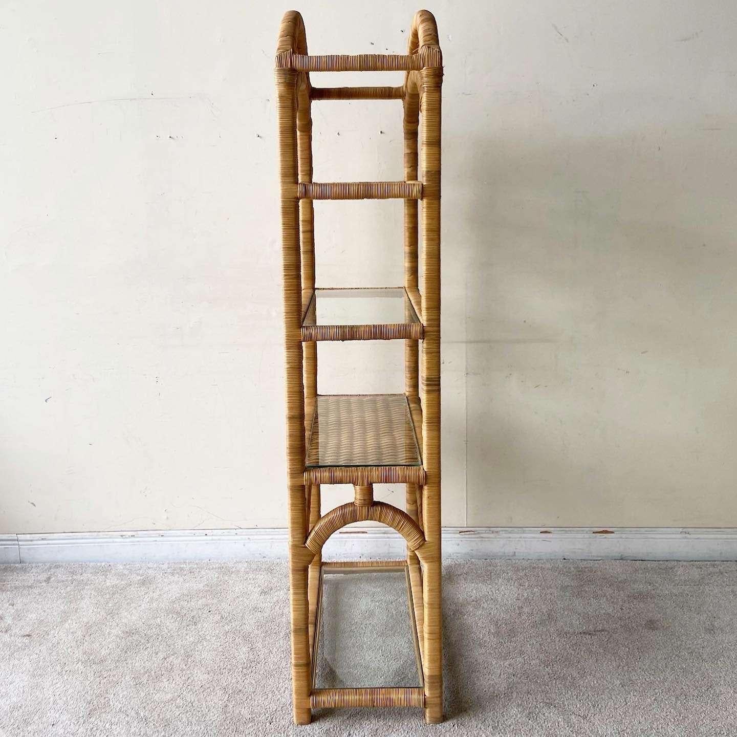 Etagère Boho Chic en rotin tressé avec étagères en verre 3