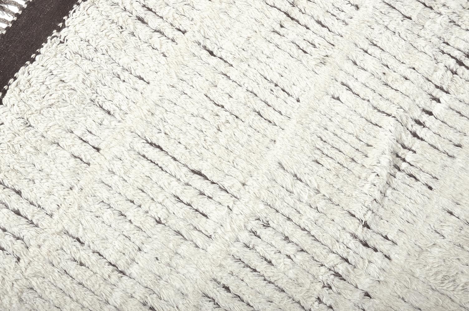 Moderner Boho-Chic-Teppich von Nazmiyal aus Zentralasien. Größe: 8 Fuß 3 Zoll x 10 Fuß 5 Zoll (Zentralasiatisch)