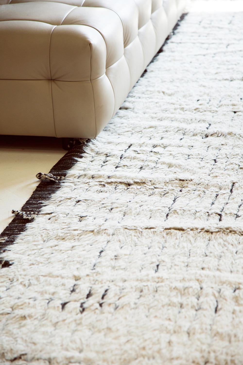 Moderner Boho-Chic-Teppich von Nazmiyal aus Zentralasien. Größe: 8 Fuß 3 Zoll x 10 Fuß 5 Zoll (21. Jahrhundert und zeitgenössisch)