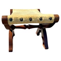 Tabouret de campagne Boho Chic Savonarola en noyer et bronze avec siège en peau de mouton
