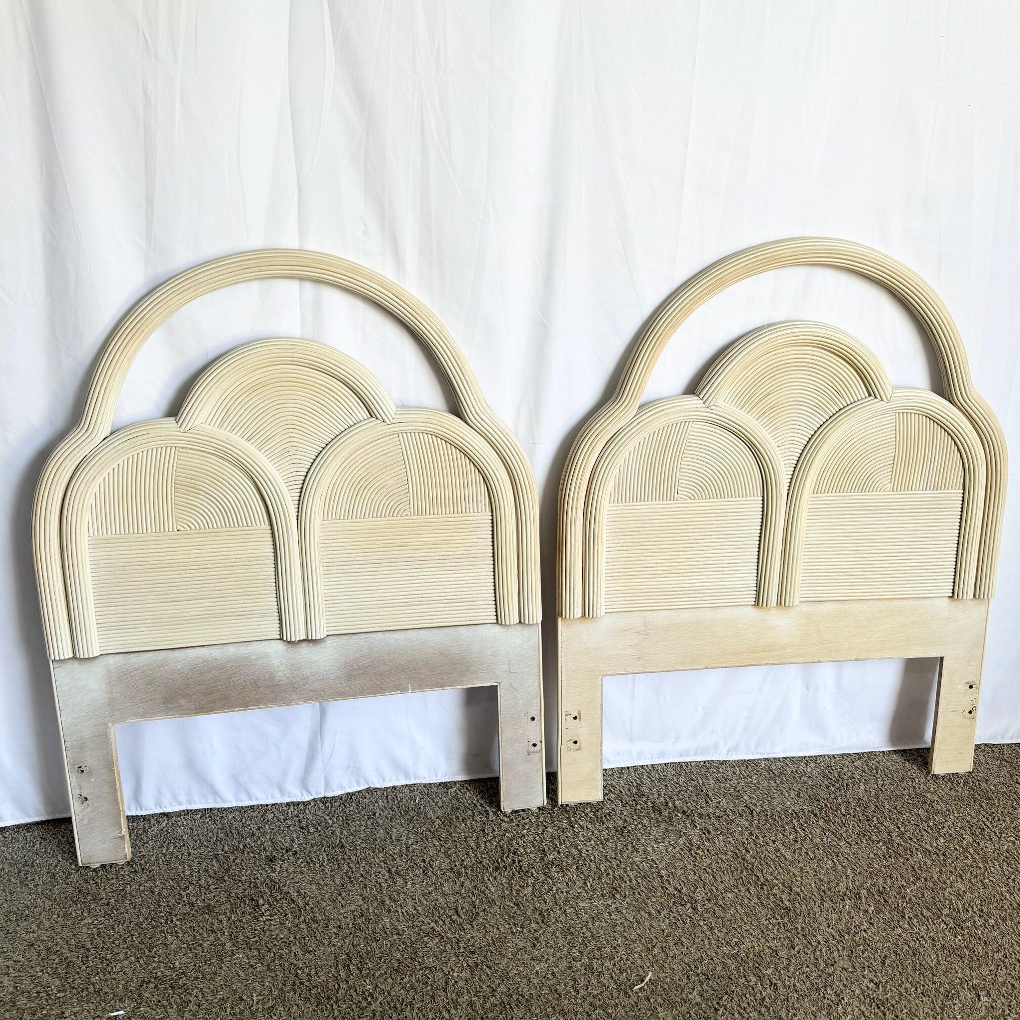 Têtes de lit en roseau sculpté Boho Chic - Les silhouettes arquées avec des détails complexes ajoutent une élégance décontractée aux intérieurs d'inspiration côtière.
 
 Nous vendons les articles tels qu'ils ont été acquis, sans les restaurer ni les