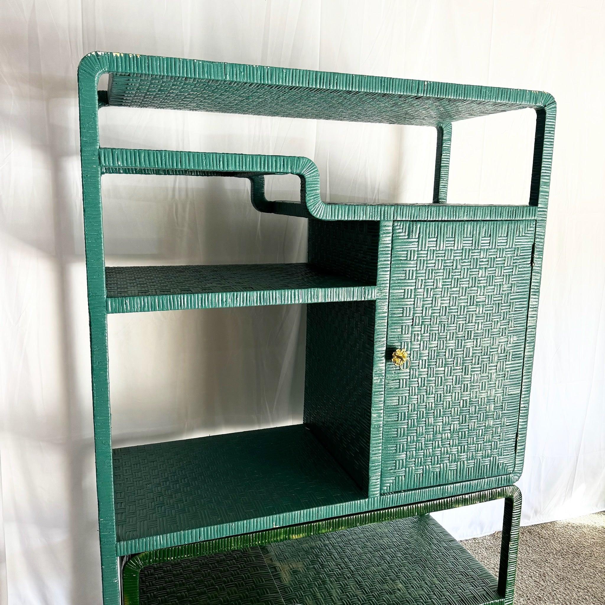 Etagere allungabile in vimini scolpito Boho Chic dal design modulare con dettagli intrecciati in verde vibrante, perfetto per spazi eclettici o di ispirazione costiera.
 
 Usura della vernice come mostrato nelle foto. Inoltre, è probabile che la