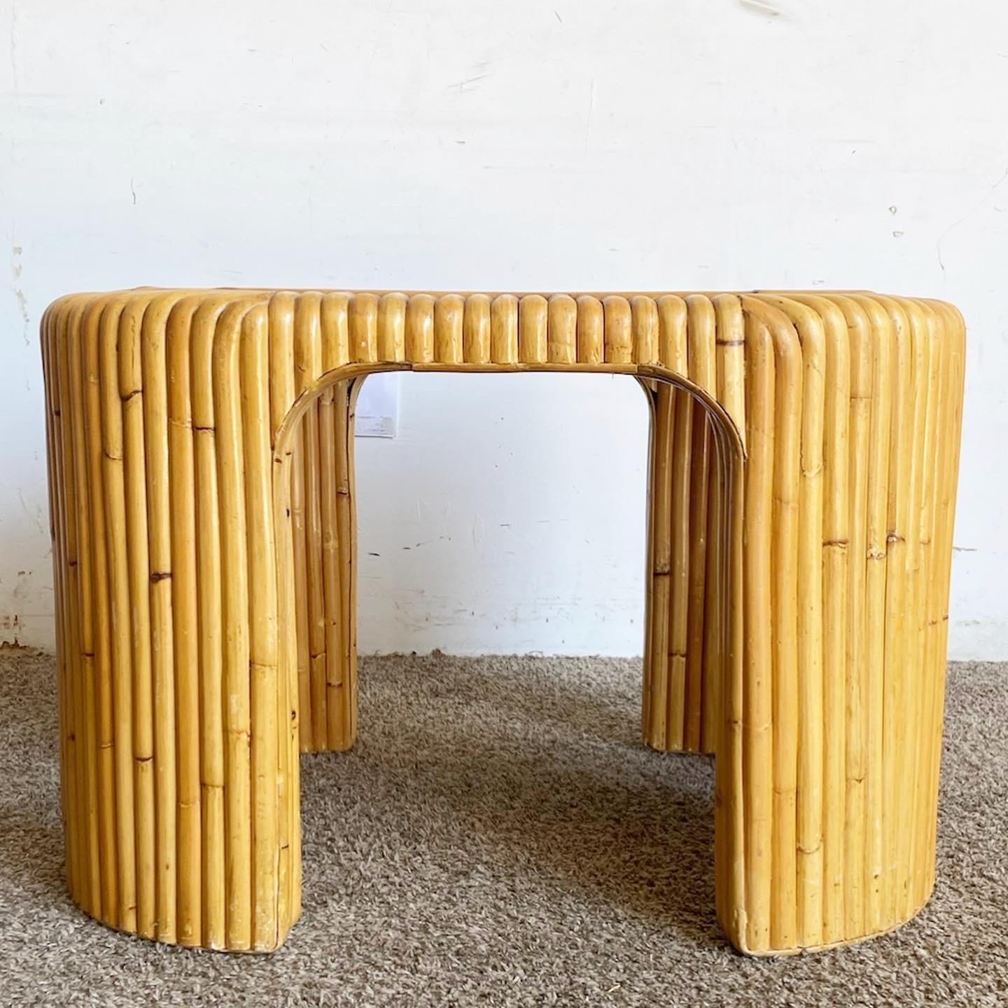 La table Boho Chic en bambou et verre combine une base texturée en bambou fendu avec un plateau en verre élégant, offrant à la fois style et fonction dans n'importe quel espace de vie. Ses éléments de design uniques en font une pièce à part, élevant