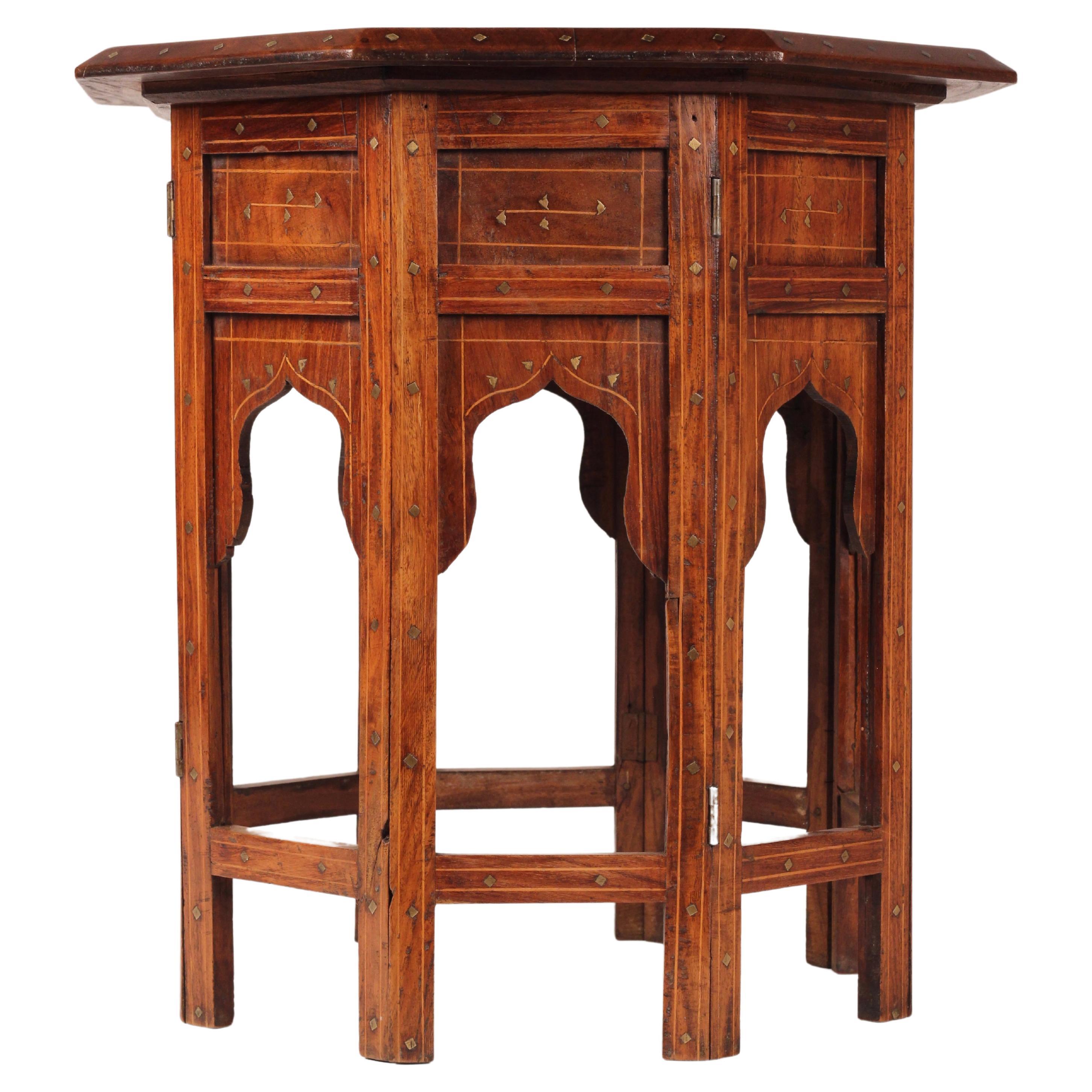 Achteckiger Tisch aus anglo-indischem Bombay-Rosenholz mit Messingintarsien im Boho-Chic-Stil