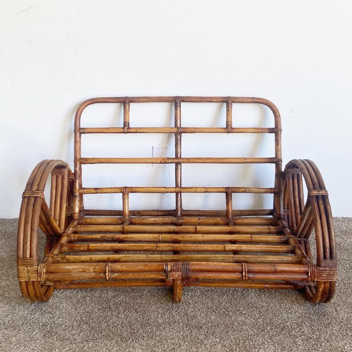 Merveilleuse chaise et siège d'amour vintage en rotin de bohème. Chacun d'entre eux présente un excellent côté en bambou courbé à trois brins, sculpté dans le célèbre style bretzel.

Le siège d'appoint mesure : 50.5 