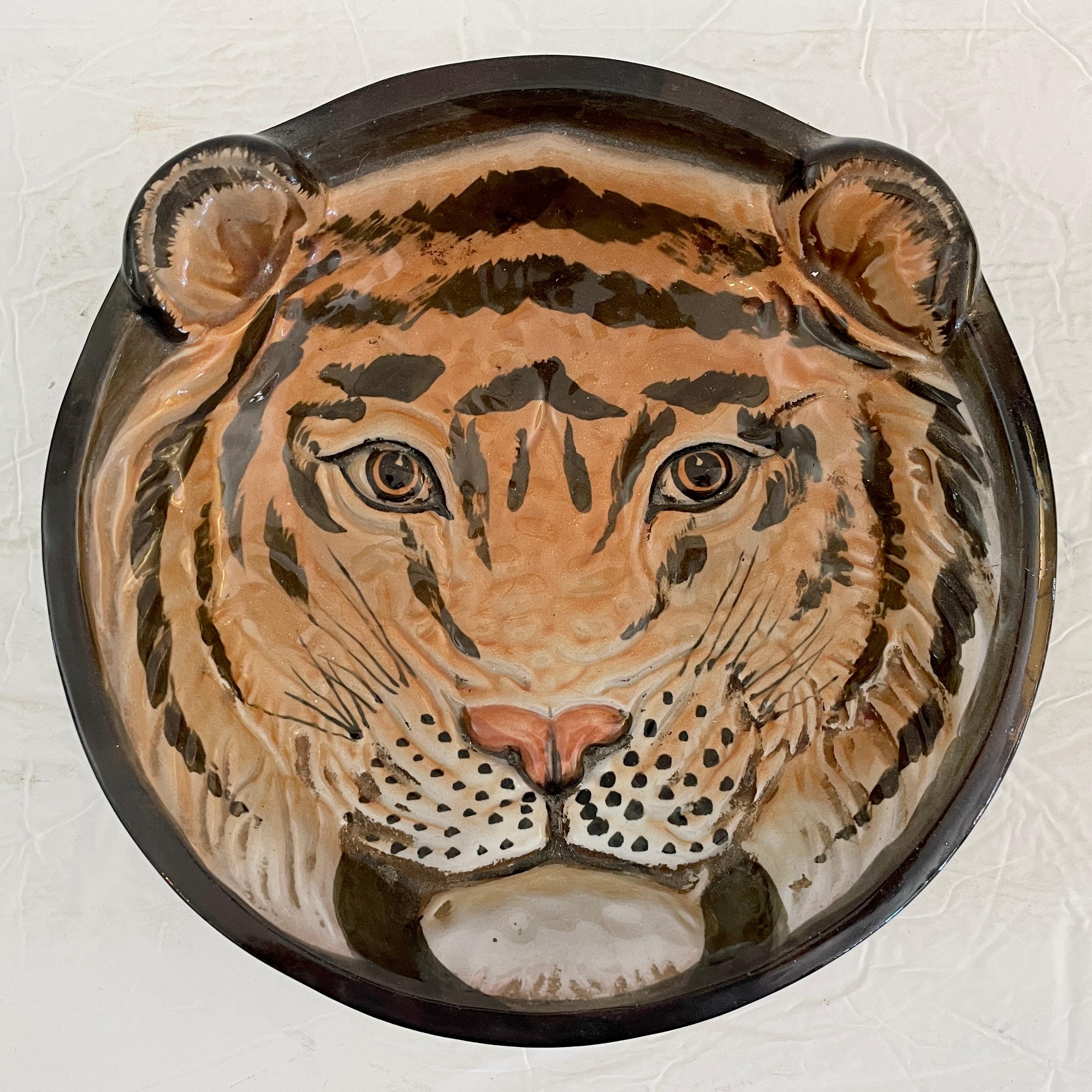 Bol de service Boho Chic en céramique avec un visage de tigre peint et des motifs. Un complément idéal pour votre bar et vos fêtes. Cet objet fait partie d'une série de 4 bols pour animaux, retrouvez-les sur nos listes et collectionnez-les tous !