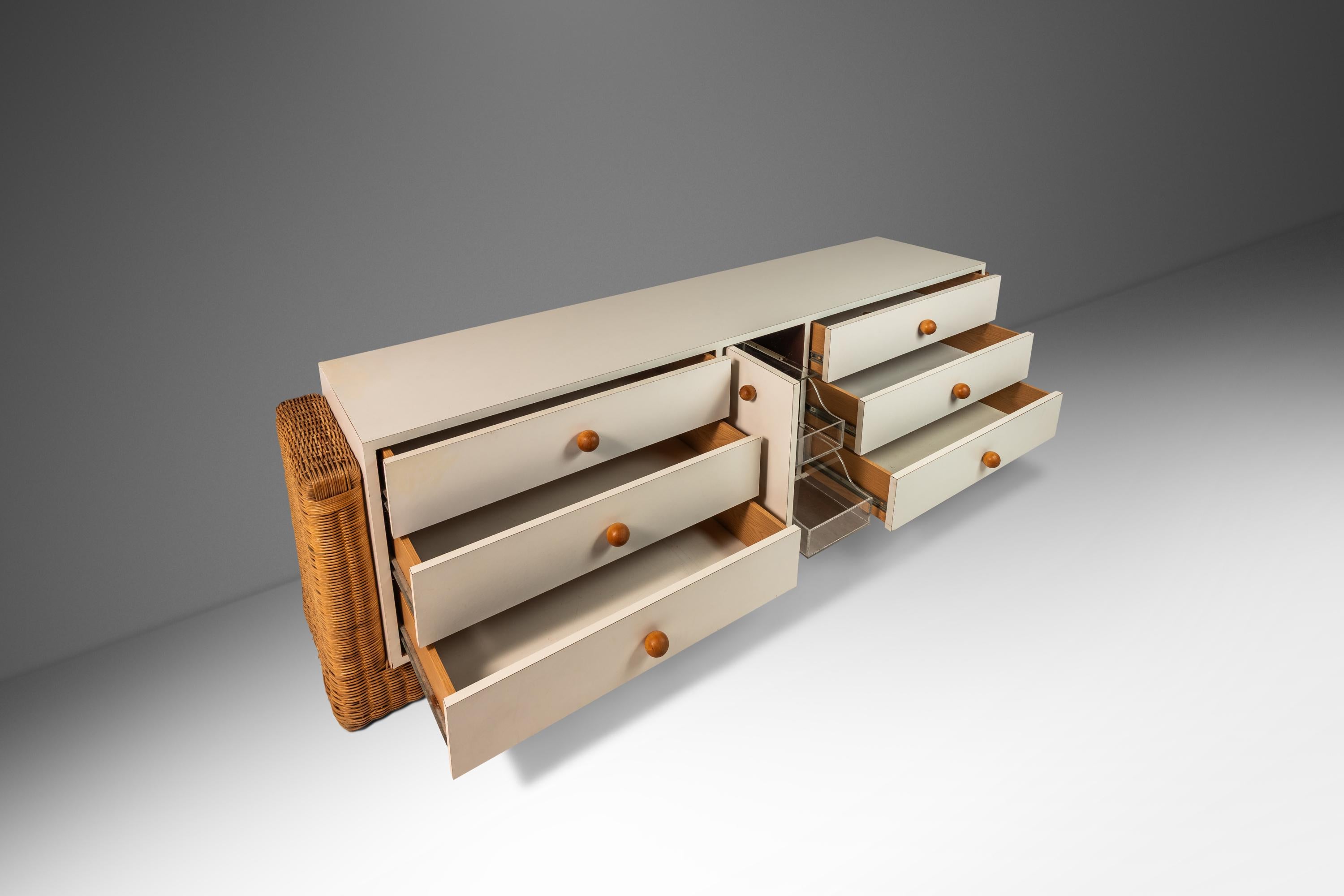 Mid-Century Modern Longue commode / meuble de rangement / buffet Boho Chic unique avec base en rotin, années 1980 en vente