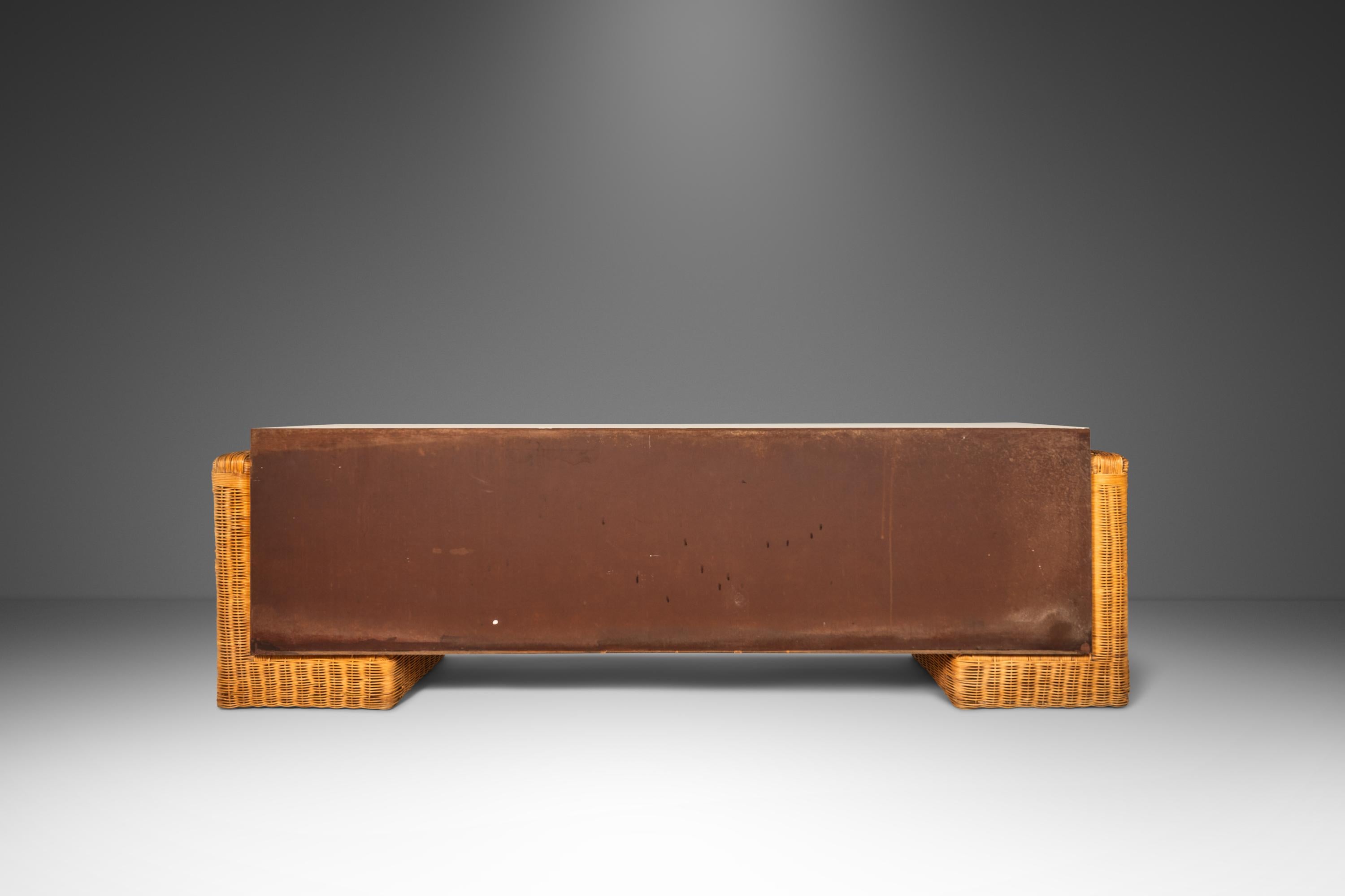 Américain Longue commode / meuble de rangement / buffet Boho Chic unique avec base en rotin, années 1980 en vente