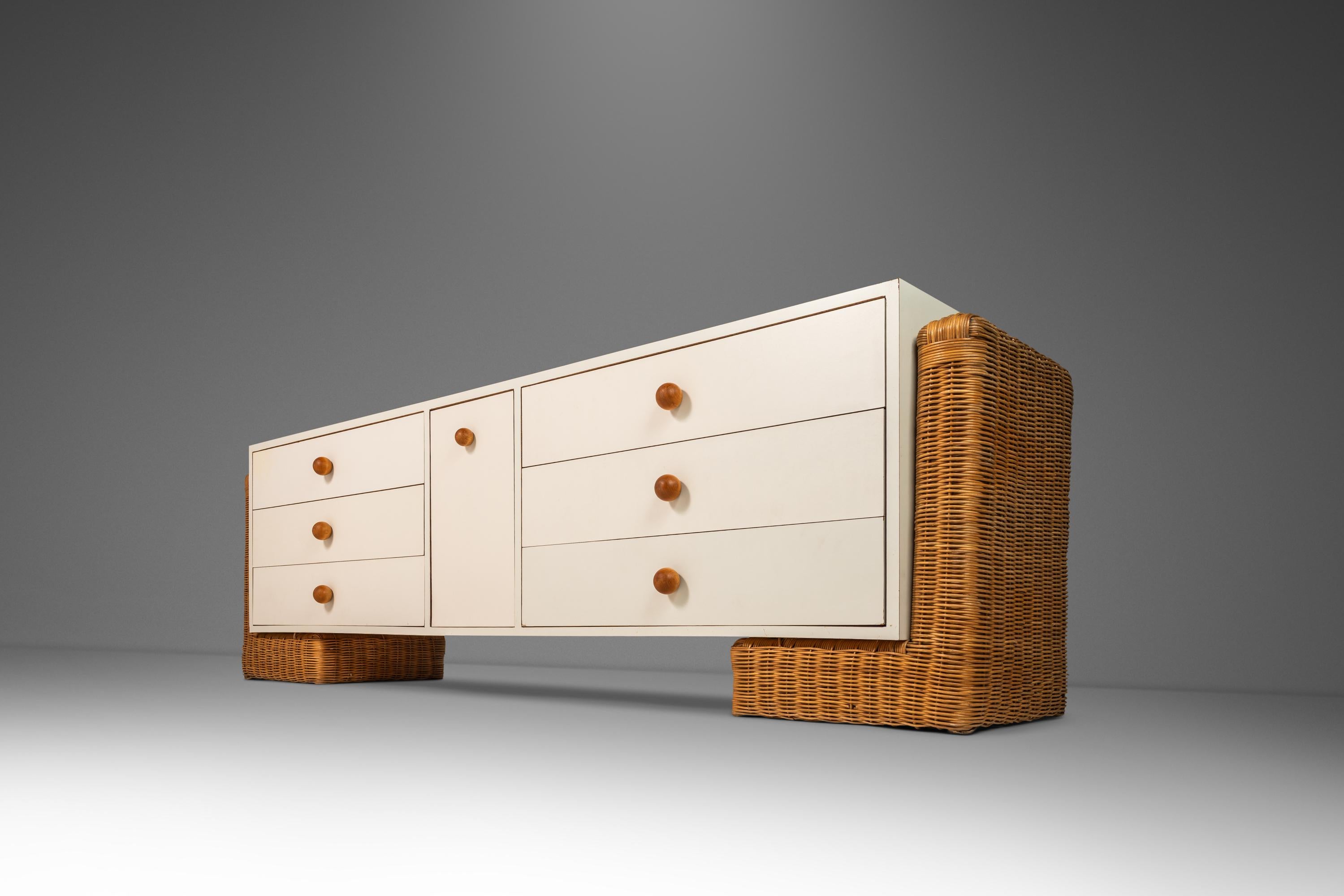 Longue commode / meuble de rangement / buffet Boho Chic unique avec base en rotin, années 1980 Bon état - En vente à Deland, FL