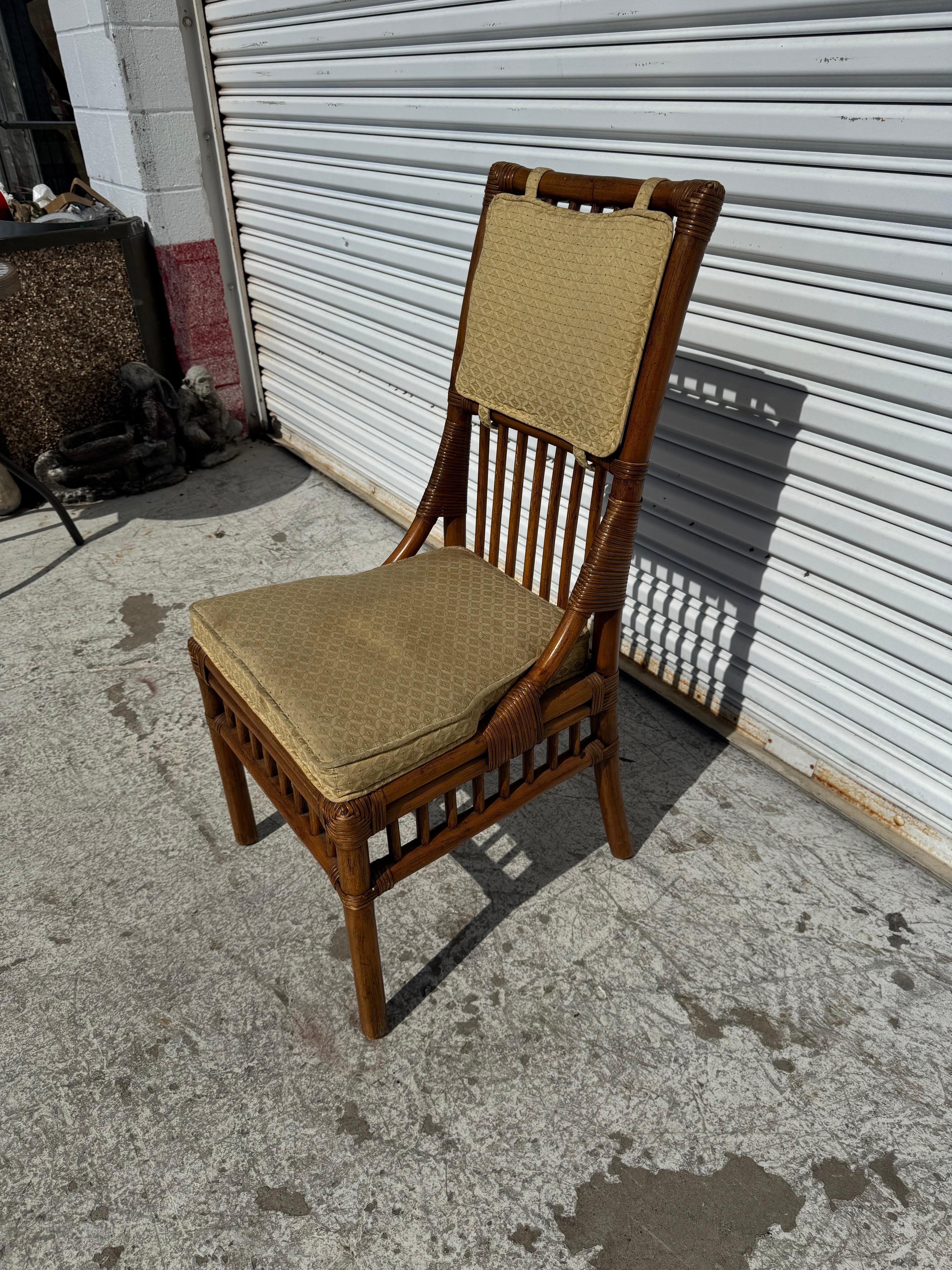 Realizzata in bambù, questa sedia Boho Chic è imbottita.
Ha uno schienale a fuso e una gonna simile a un cancello.

Si consiglia vivamente di rivestirlo.