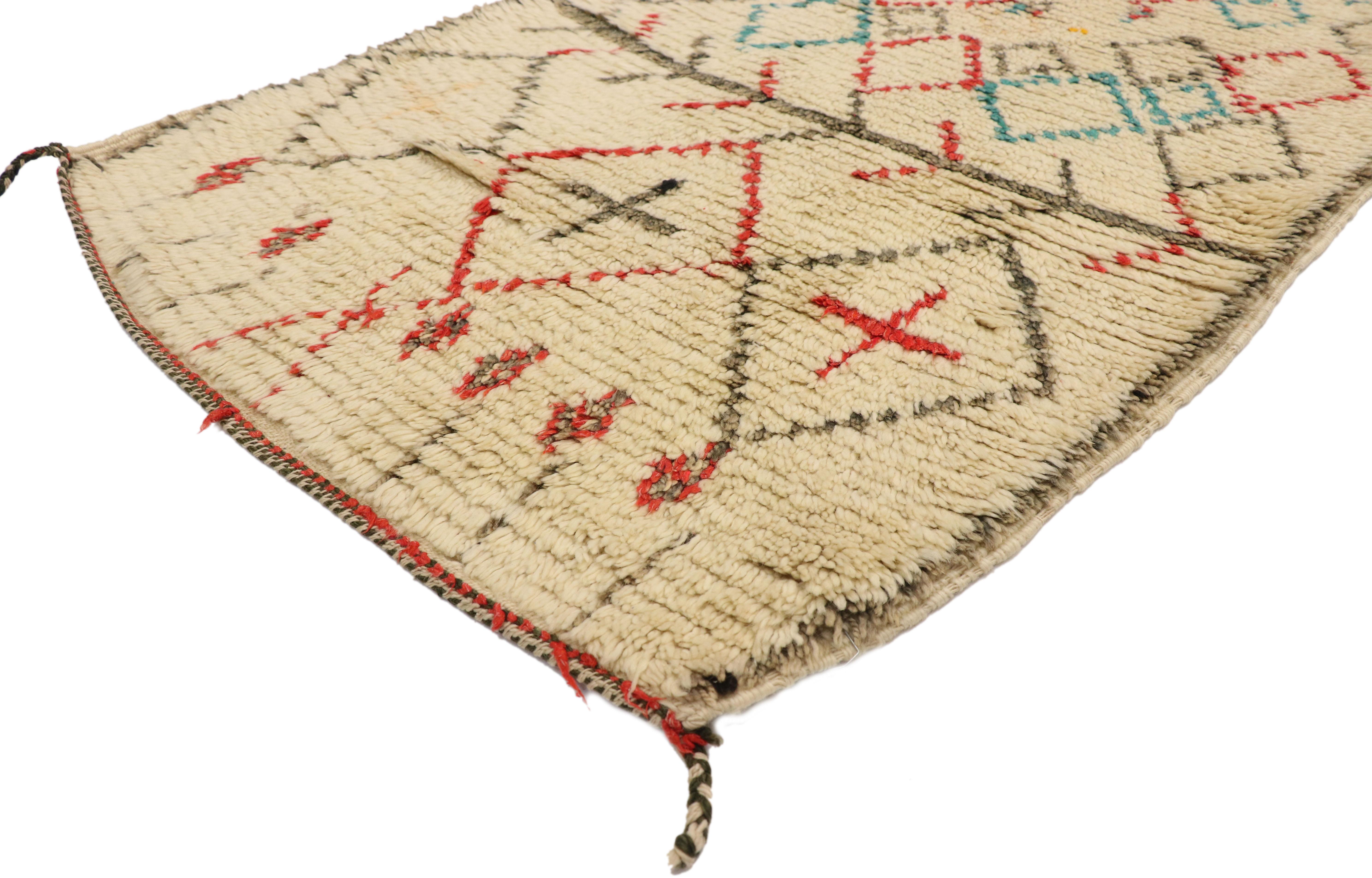 20362 Runner Azilal marocchino berbero vintage con stile tribale Boho Chic 03'01 x 14'09.  Più morbido, ma non per questo meno suggestivo, questo runner Azilal, annodato a mano, in lana berbera marocchina vintage, presenta un campo beige abraso