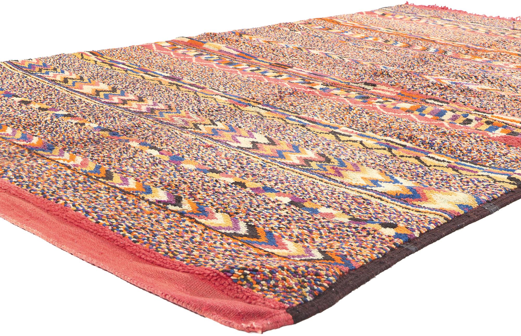 20368 Tapis marocain Vintage Beni Mrirt, 05'03 x 08'07. 

Plongez dans l'allure captivante de ce tapis marocain vintage Beni Mrirt en laine nouée à la main, qui témoigne de l'héritage artistique des tribus berbères. Les formes géométriques, les