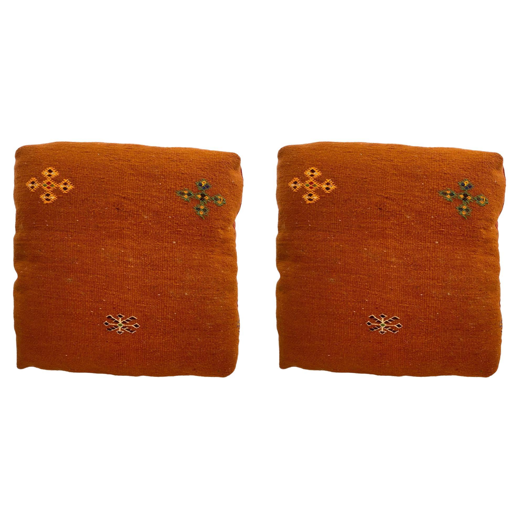 Boho Chic Vintage Quadratisches großes Vintage-Kissen aus orangefarbenem Pumpkin aus Stammeskunst-Kelim, ein Paar  im Angebot