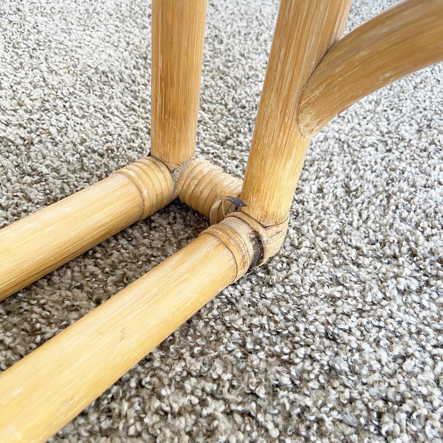 Unglaublicher Vintage-Schreibtisch im Boho-Chic. Mit Bambus-Rattan-Gestell und mattweißer Laminat-Tischplatte mit einer zentralen Schublade.