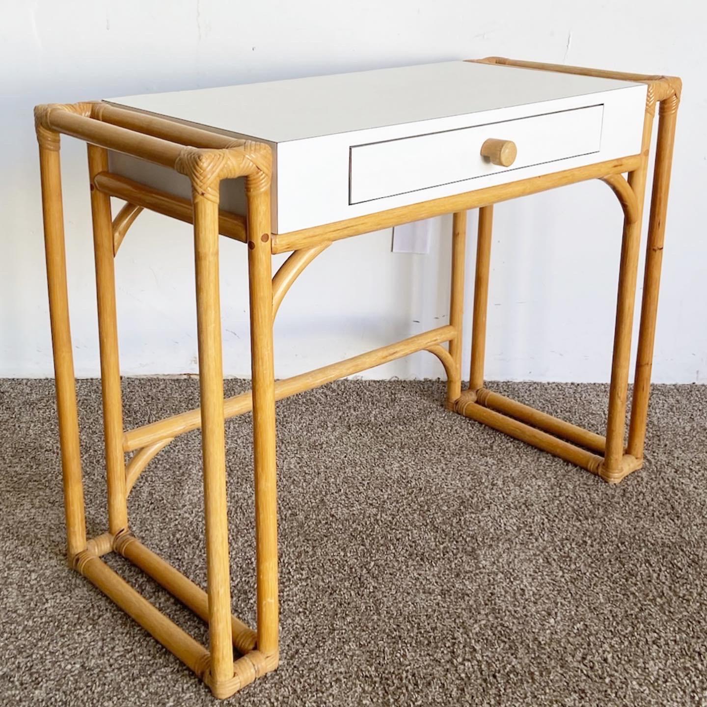 Weißer, matt, Laminat-Bambus-Rattan-Schreibtisch im Boho-Chic-Stil (Böhmisch)