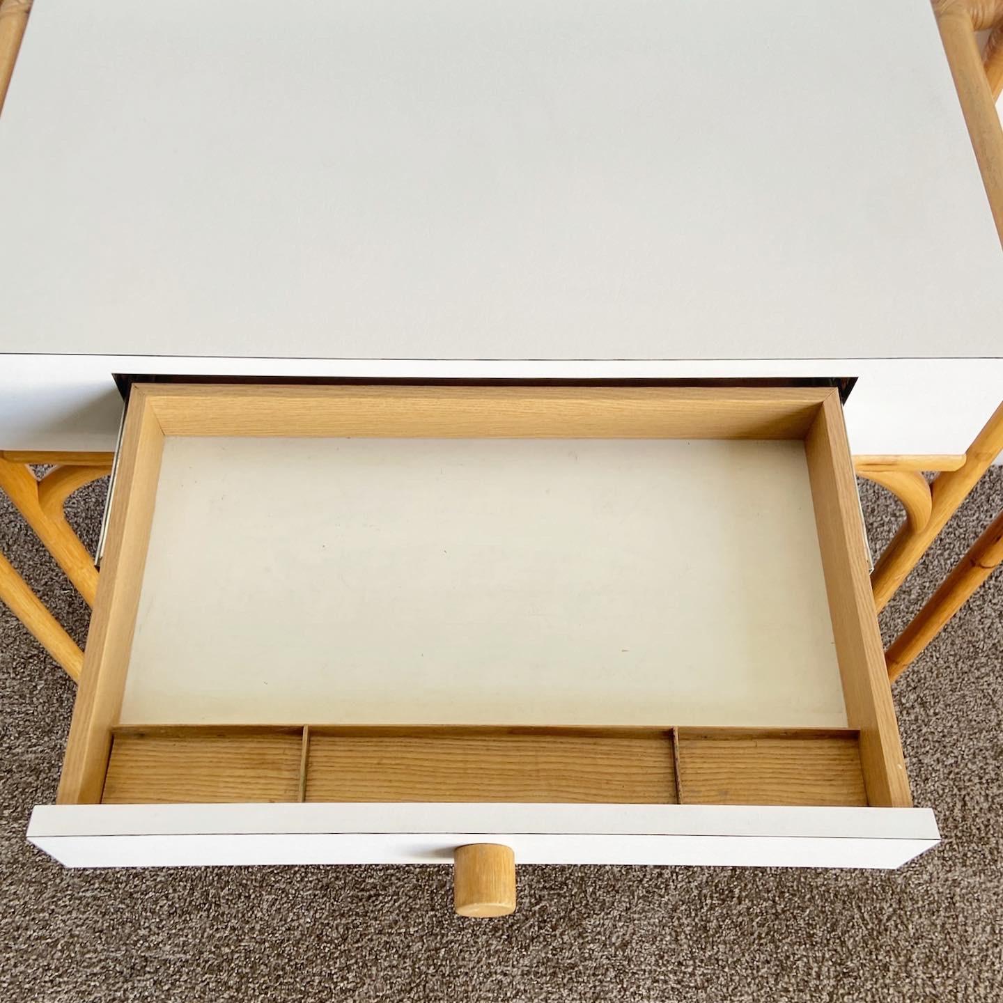 Weißer, matt, Laminat-Bambus-Rattan-Schreibtisch im Boho-Chic-Stil (amerikanisch)