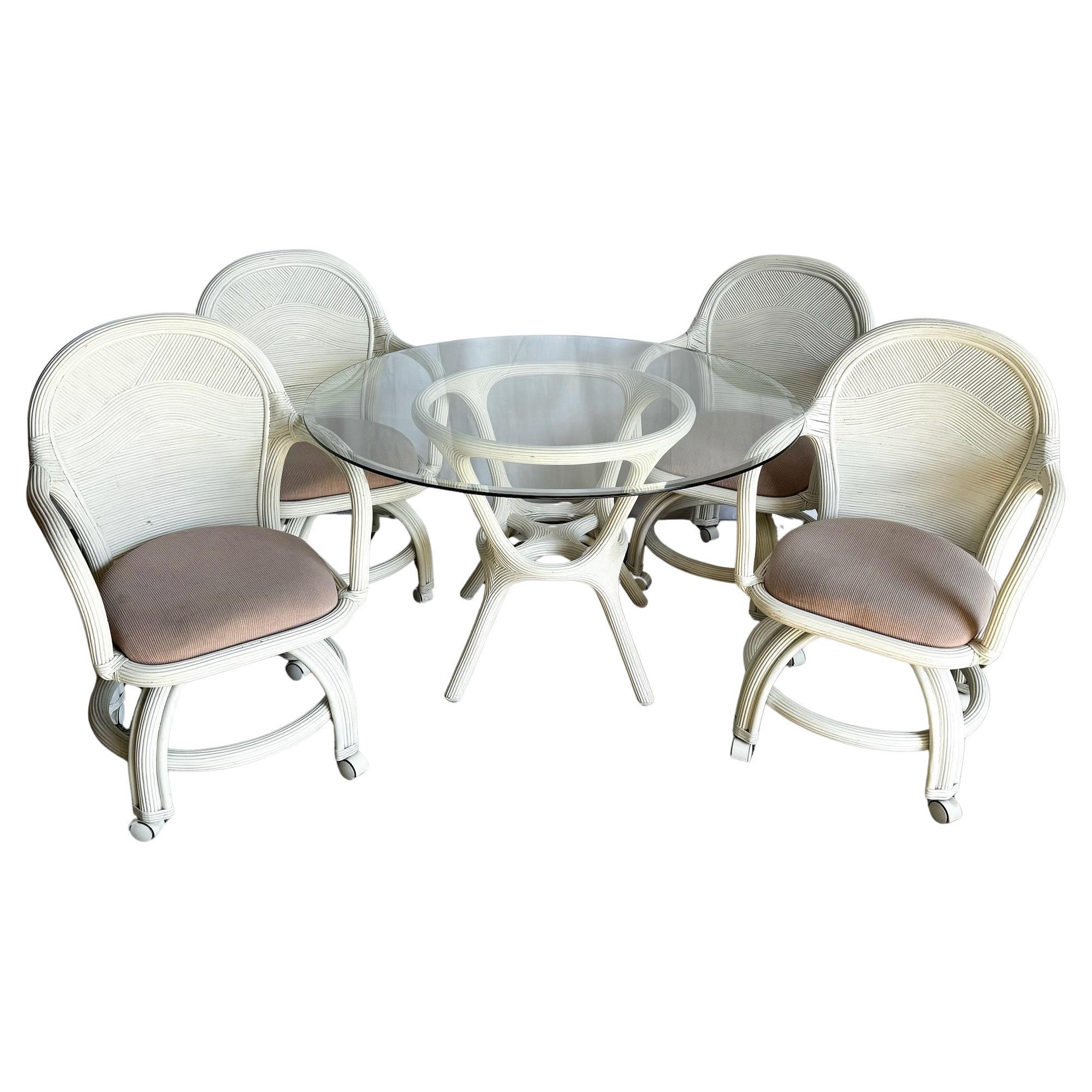 Set da pranzo con sedia girevole Boho Chic White Pencil Reed - 5 Pezzi in vendita