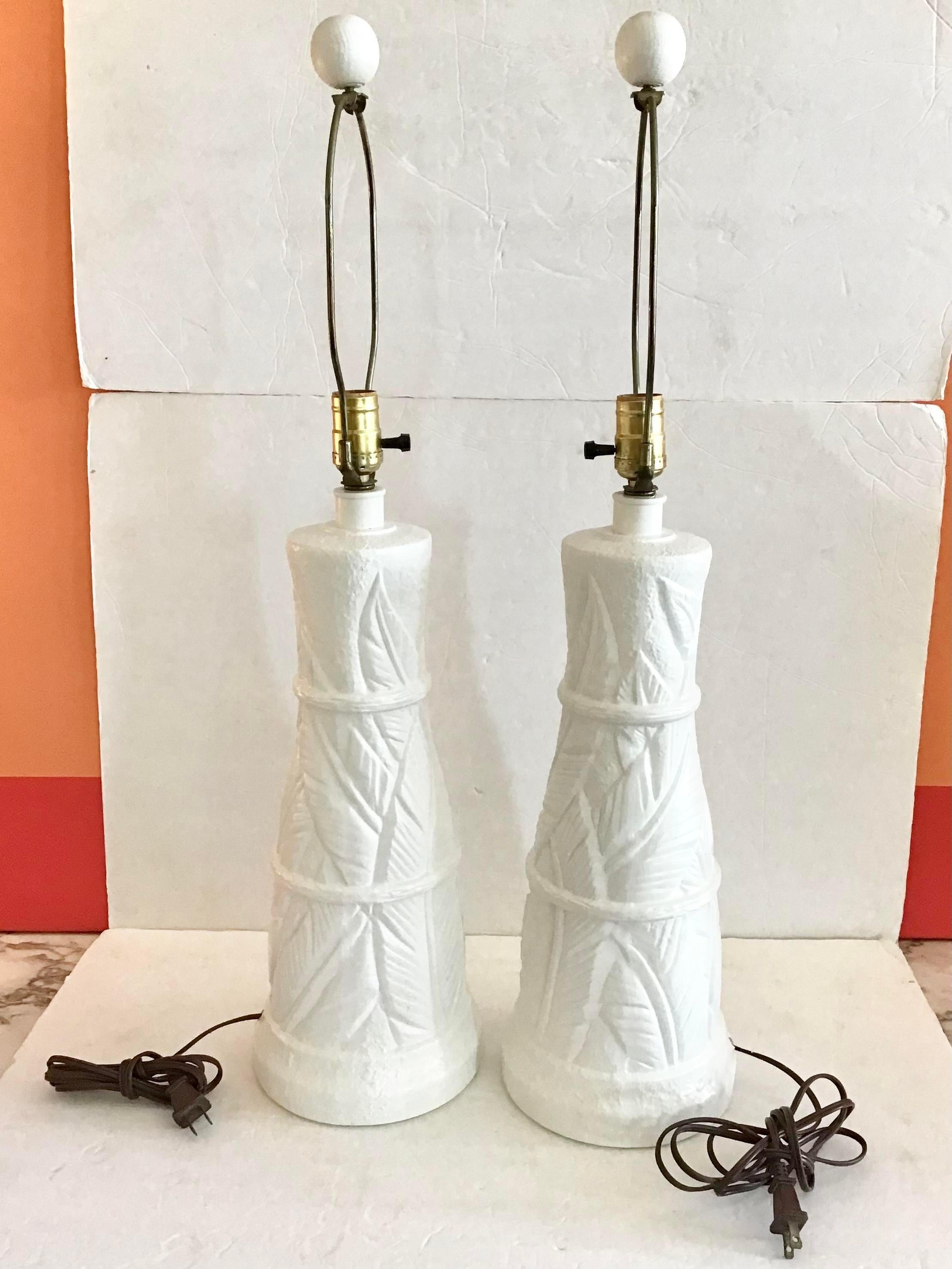 Milieu du XXe siècle Paire de lampes de bureau à fleurs en plâtre blanc de style Boho Chic en vente