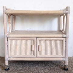 Barwagen aus weiß gewaschenem Bambus, Rattan und Korbweide im Boho Chic-Stil