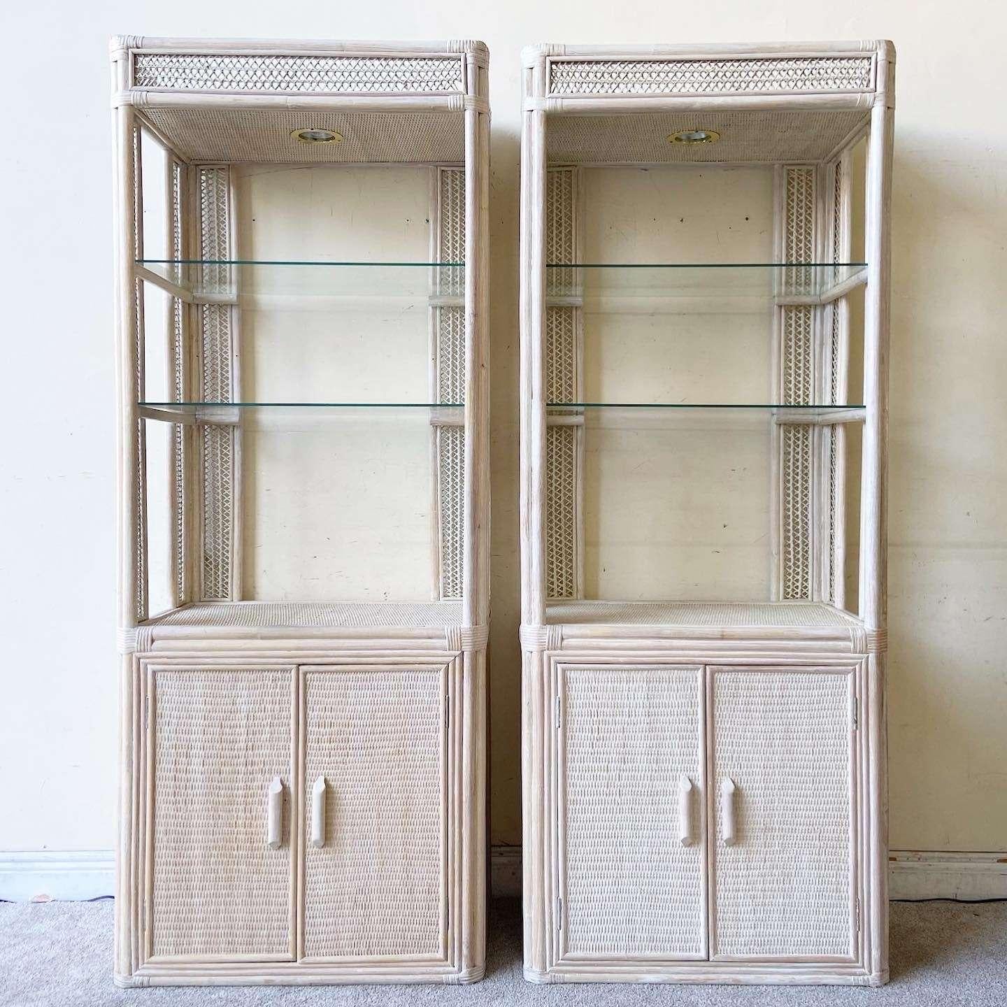 Merveilleuse paire d'étagères vintage boho chic en rotin de bambou. Chacune présente une finition lavée en blanc avec des lumières et des étagères.
